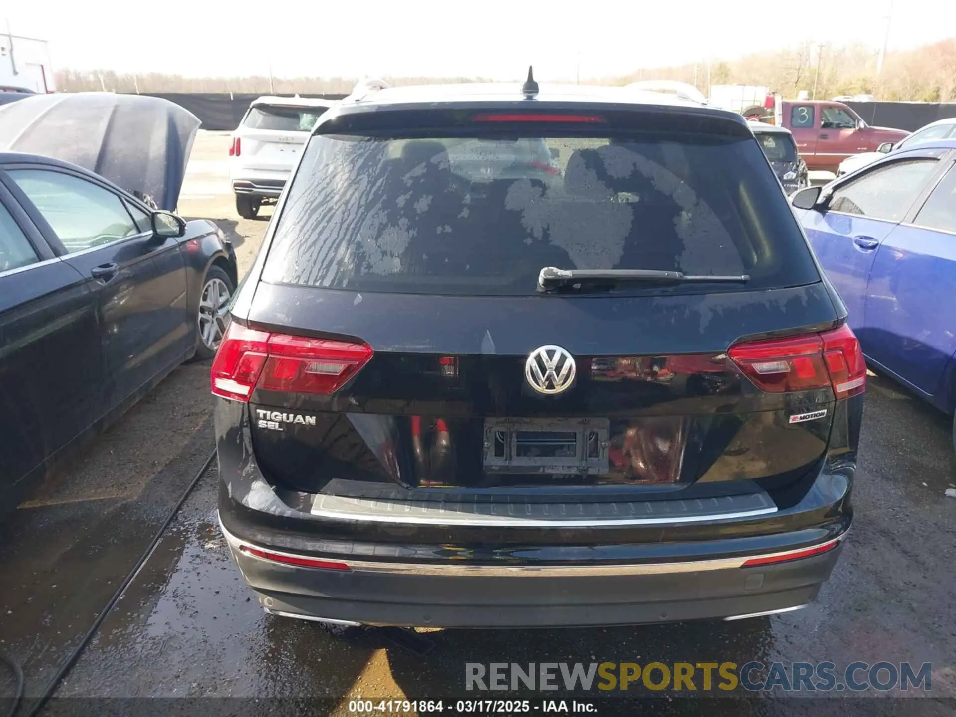 17 Photograph of a damaged car 3VV2B7AX5LM116837 VOLKSWAGEN TIGUAN 2020