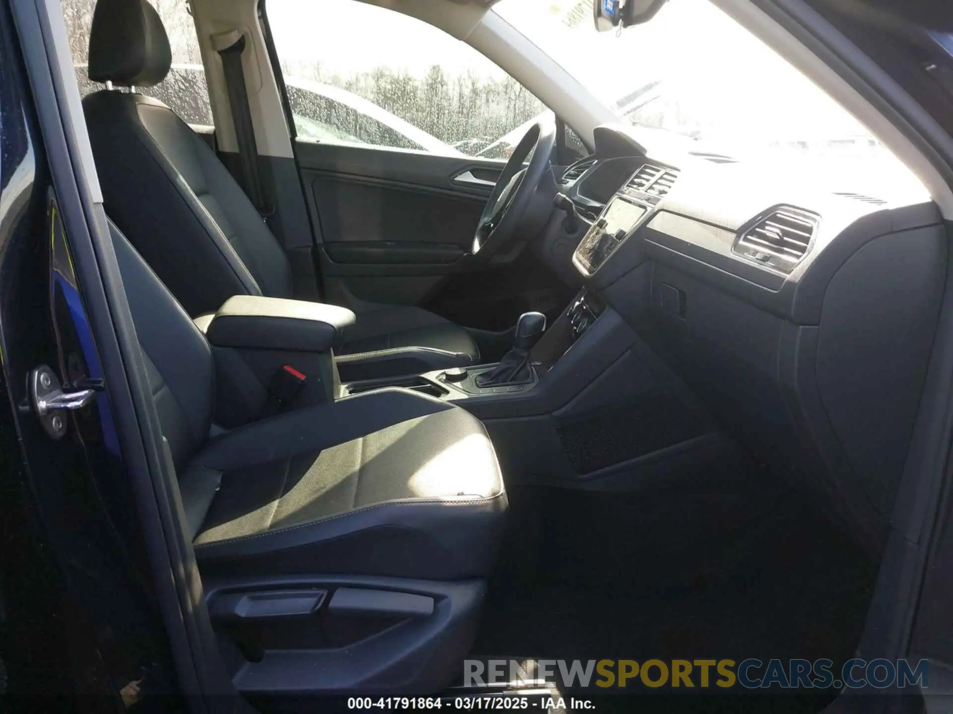 5 Photograph of a damaged car 3VV2B7AX5LM116837 VOLKSWAGEN TIGUAN 2020