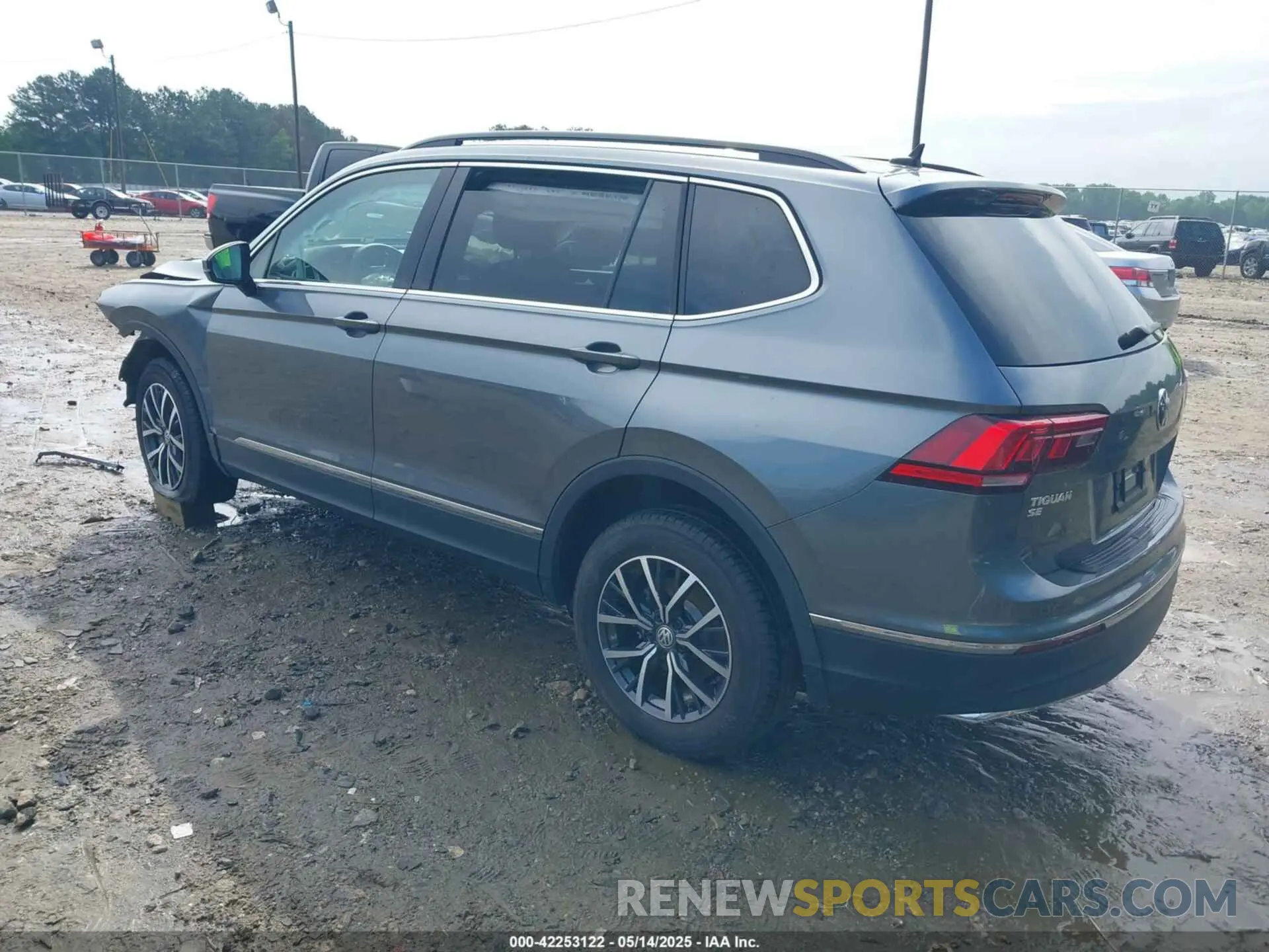 3 Photograph of a damaged car 3VV2B7AX5LM142418 VOLKSWAGEN TIGUAN 2020