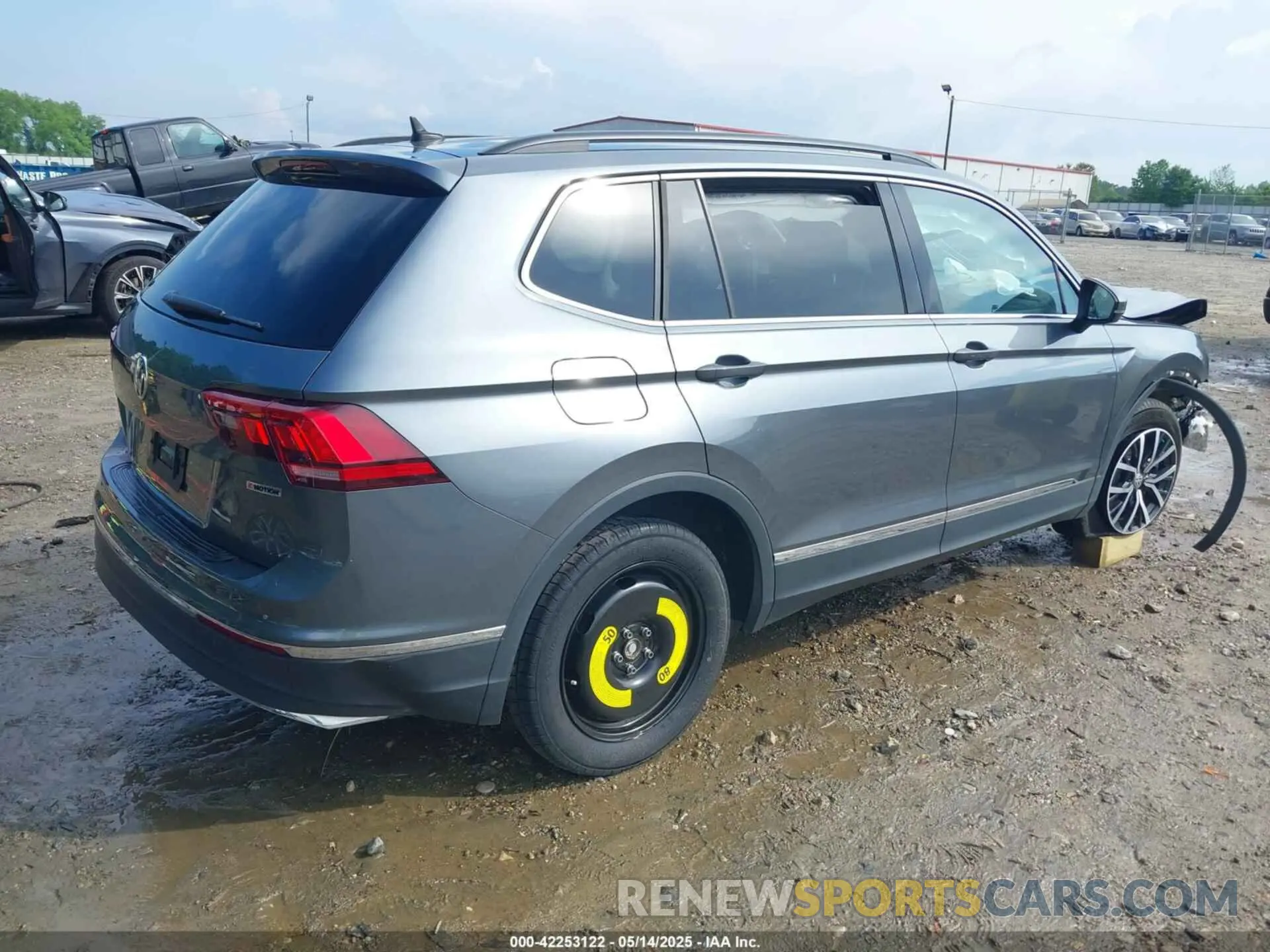 4 Photograph of a damaged car 3VV2B7AX5LM142418 VOLKSWAGEN TIGUAN 2020