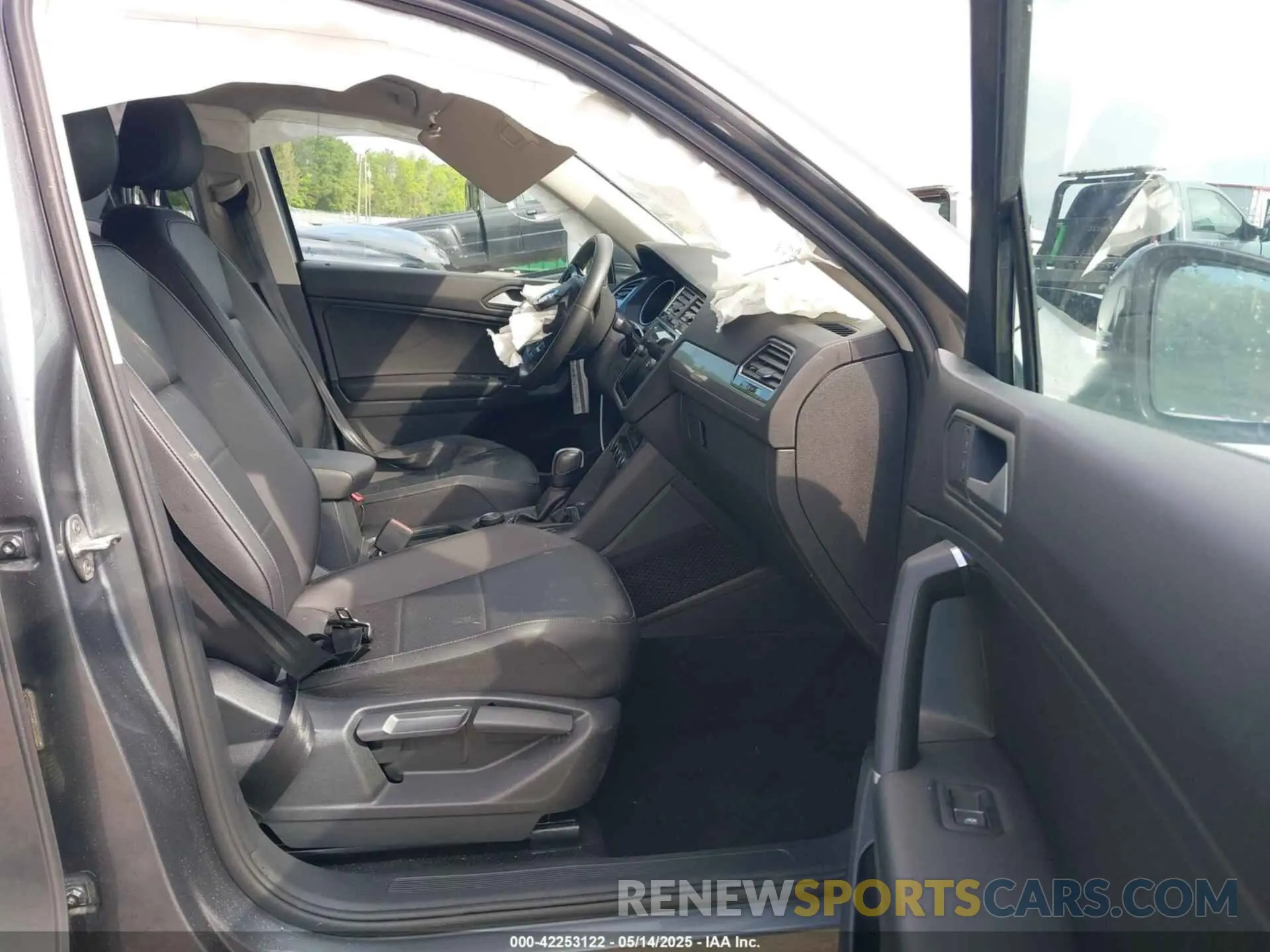 5 Photograph of a damaged car 3VV2B7AX5LM142418 VOLKSWAGEN TIGUAN 2020