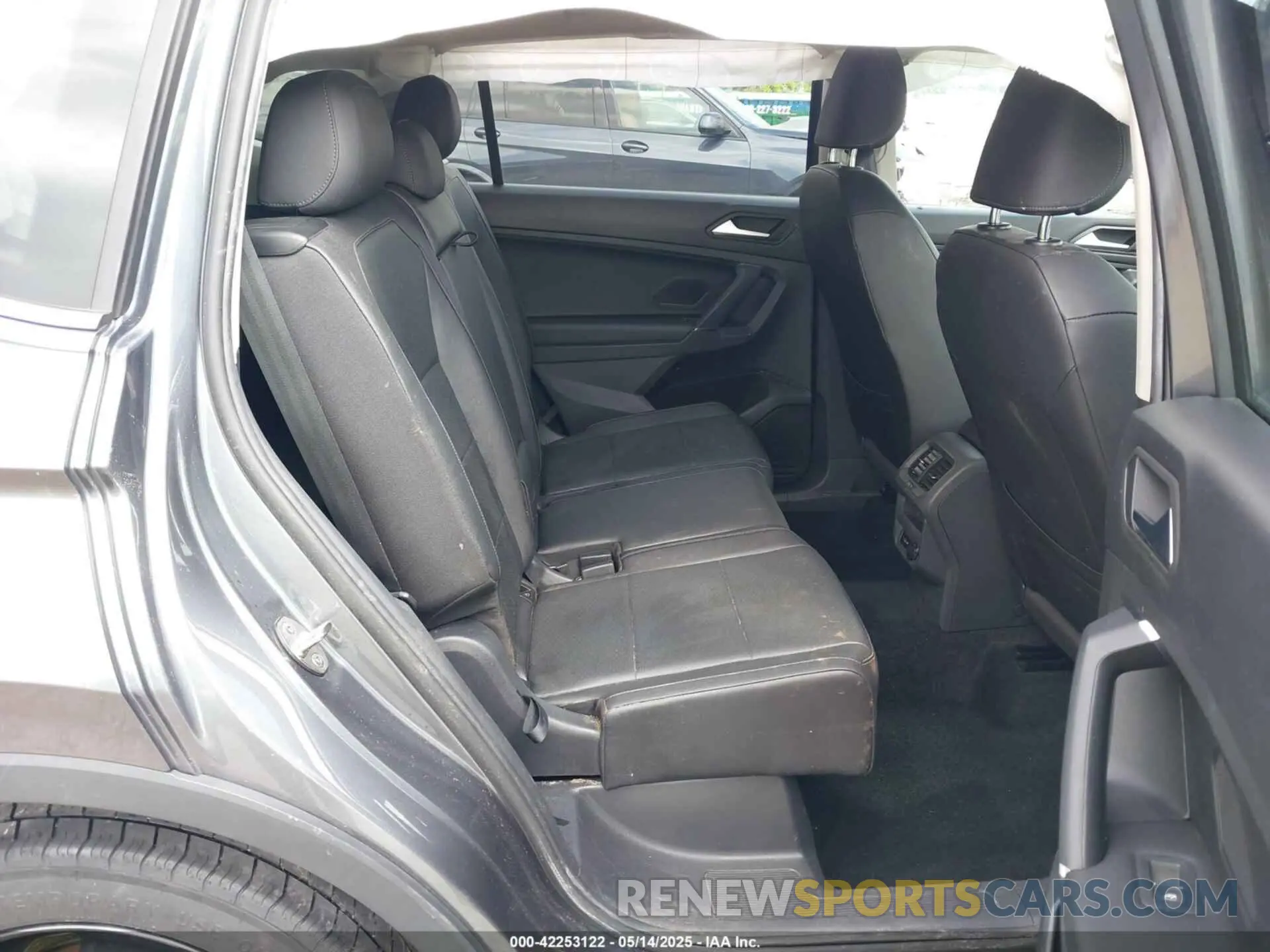 8 Photograph of a damaged car 3VV2B7AX5LM142418 VOLKSWAGEN TIGUAN 2020