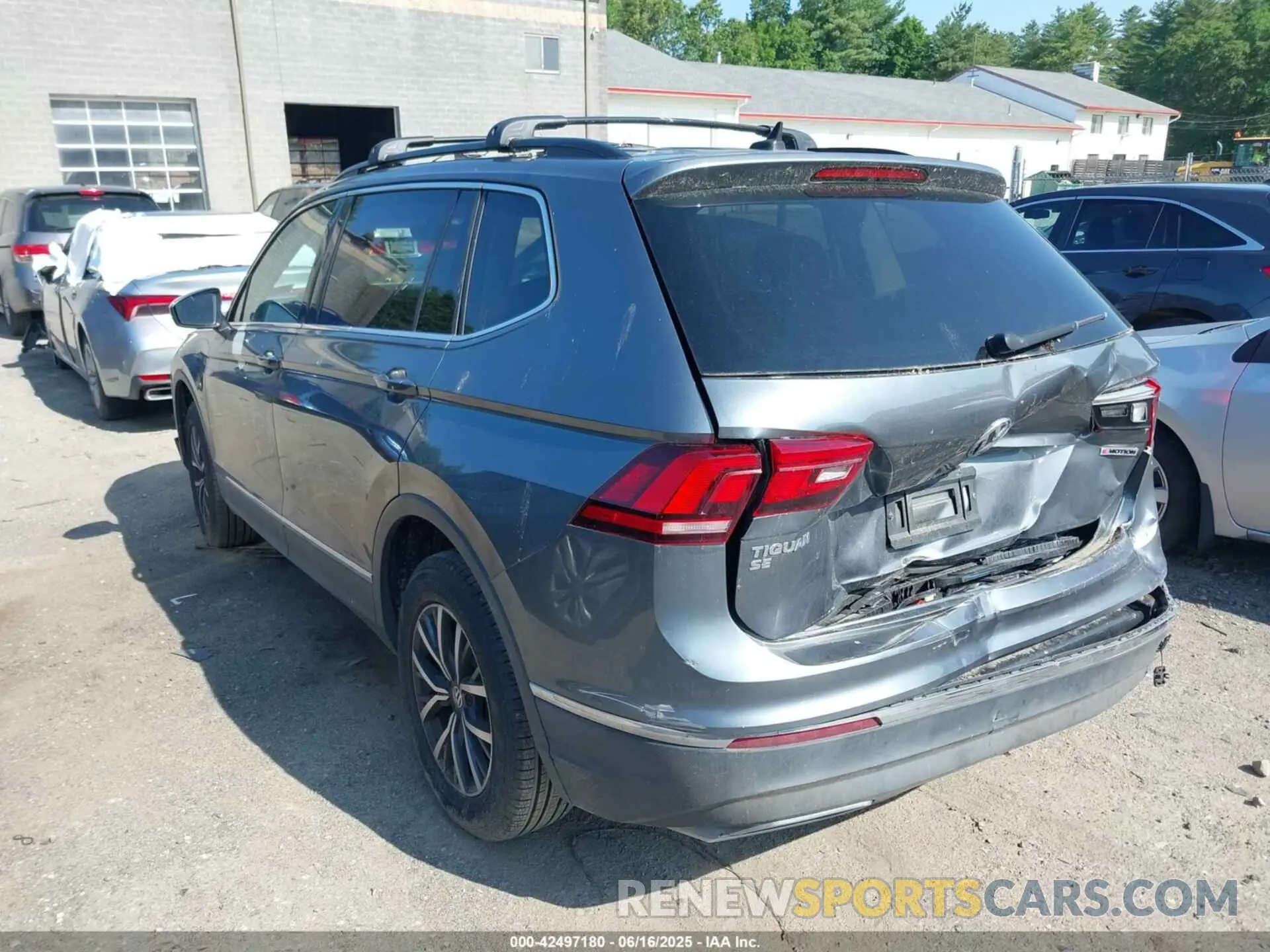 14 Photograph of a damaged car 3VV2B7AX5LM166752 VOLKSWAGEN TIGUAN 2020