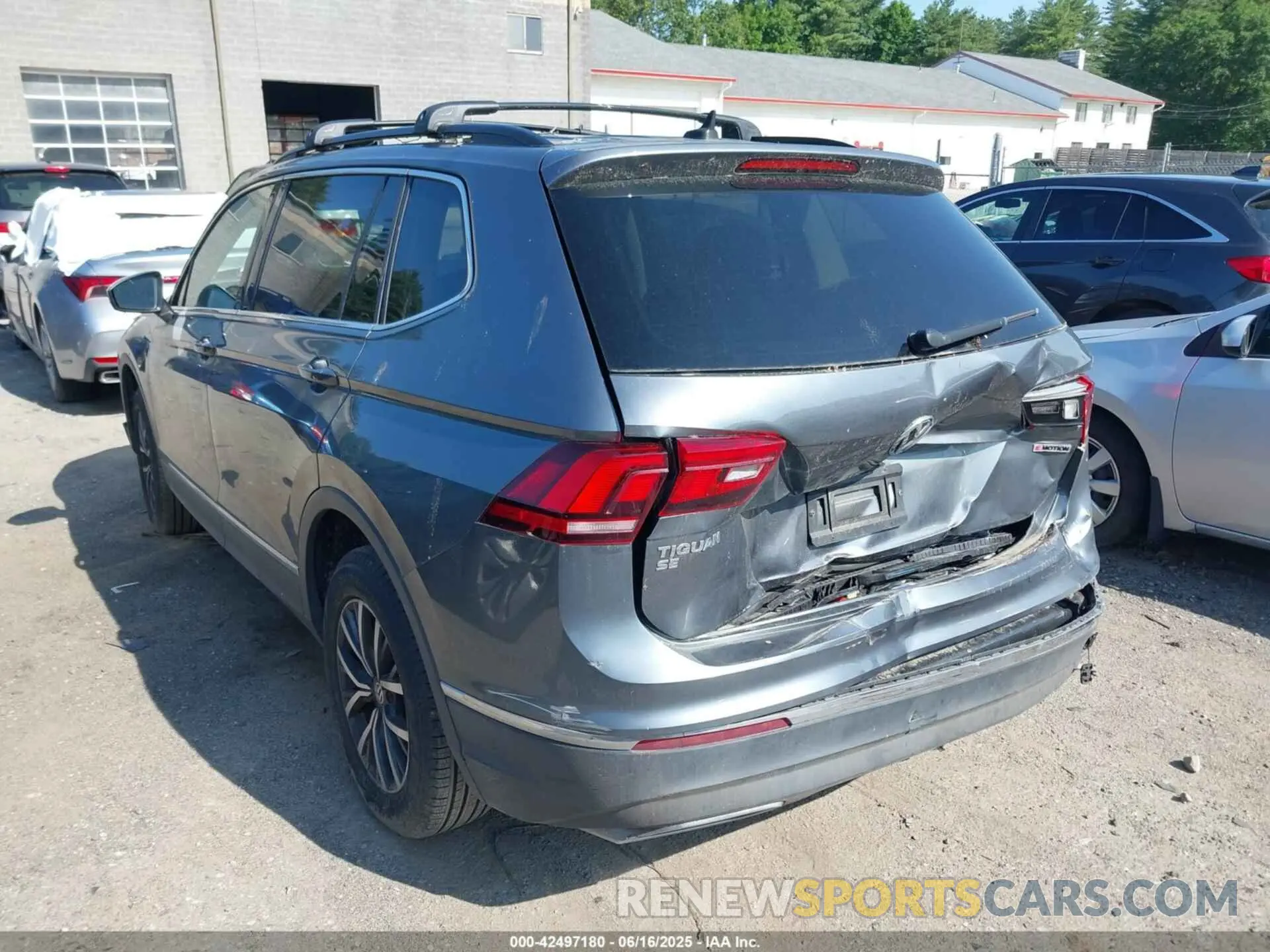 3 Photograph of a damaged car 3VV2B7AX5LM166752 VOLKSWAGEN TIGUAN 2020
