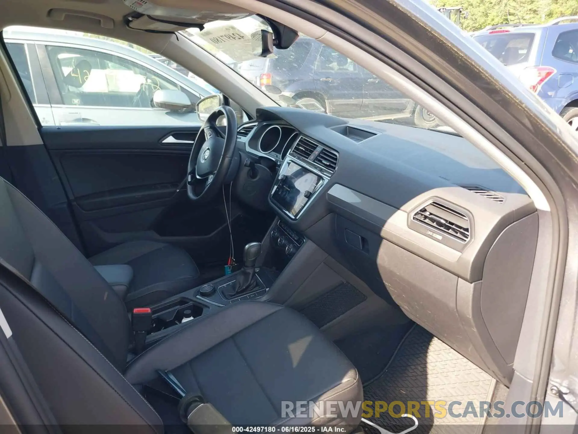 5 Photograph of a damaged car 3VV2B7AX5LM166752 VOLKSWAGEN TIGUAN 2020