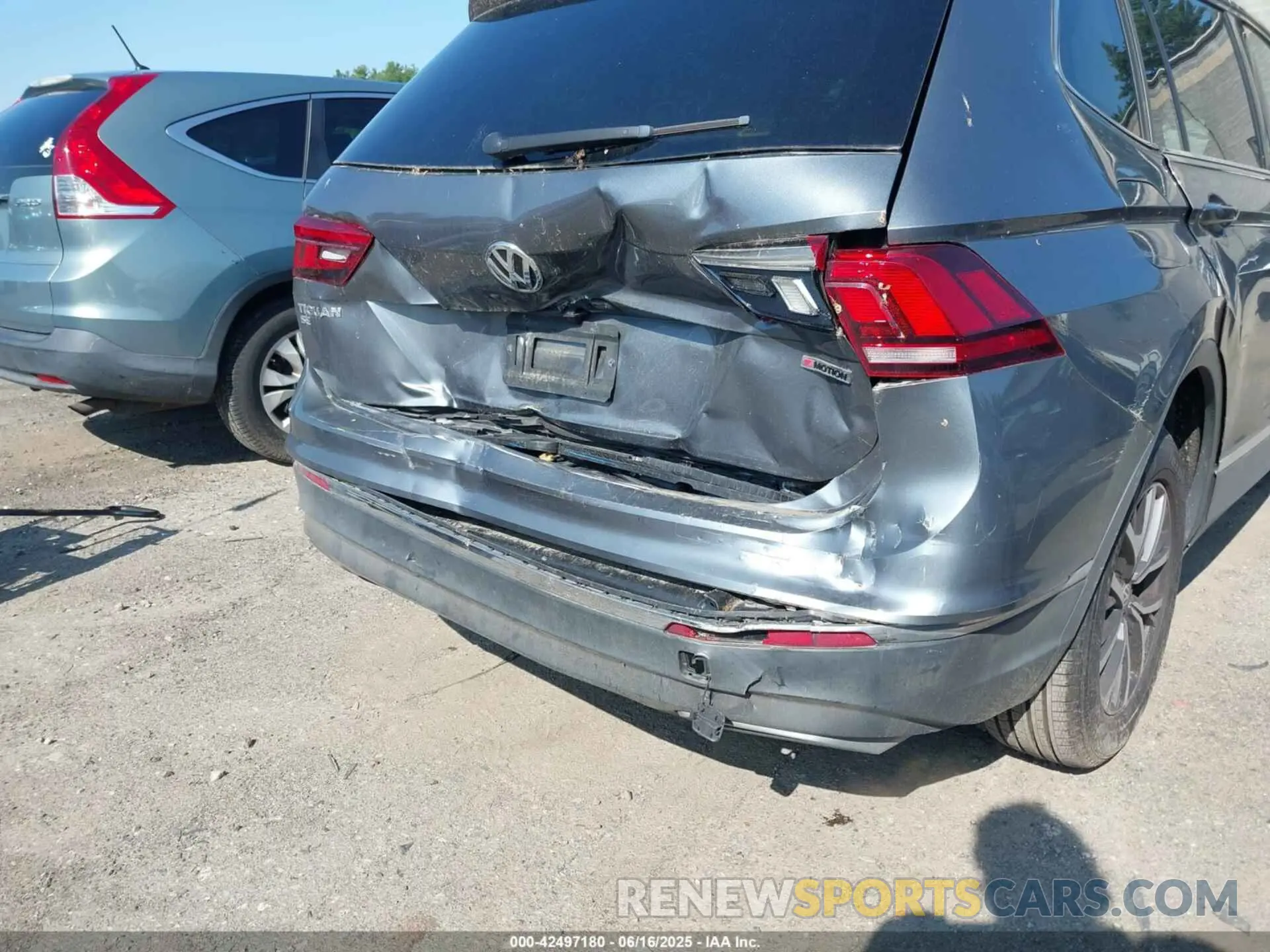 6 Photograph of a damaged car 3VV2B7AX5LM166752 VOLKSWAGEN TIGUAN 2020