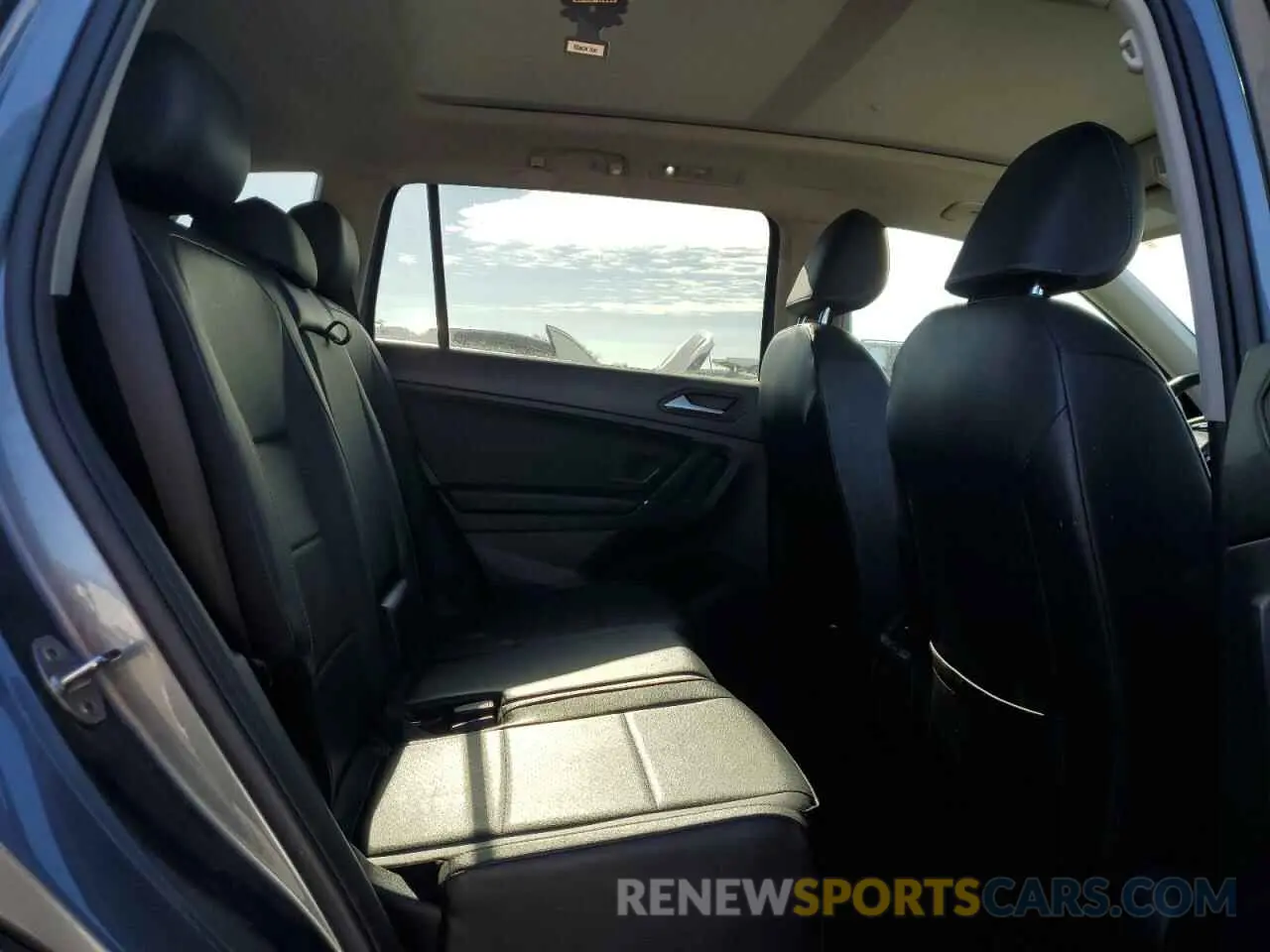 11 Photograph of a damaged car 3VV2B7AX6LM002622 VOLKSWAGEN TIGUAN 2020