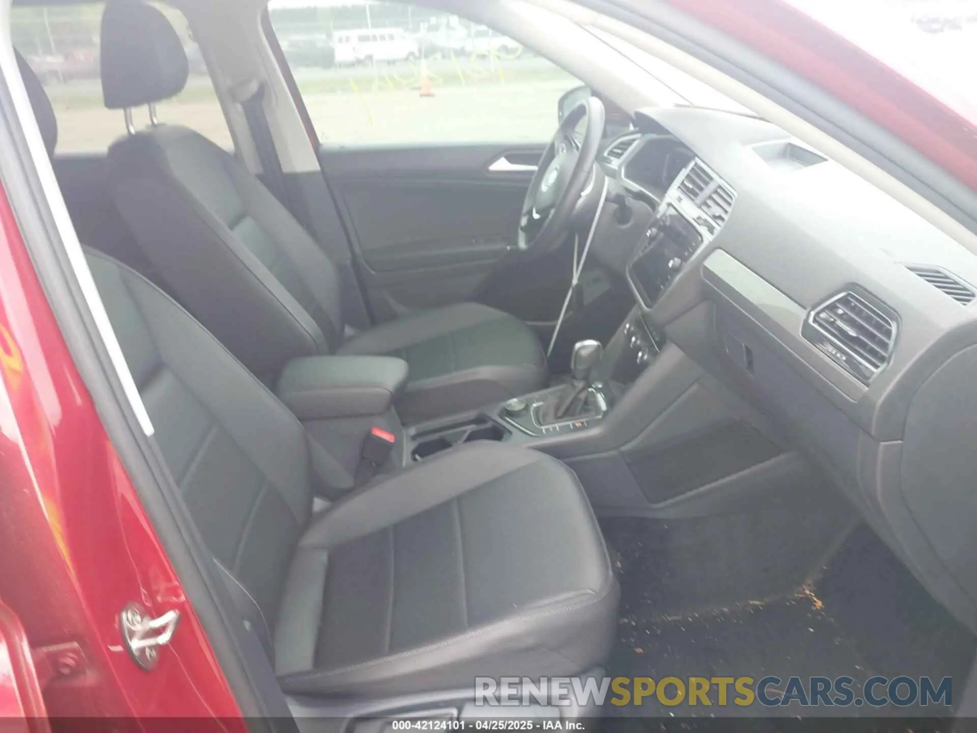 5 Photograph of a damaged car 3VV2B7AX6LM063792 VOLKSWAGEN TIGUAN 2020