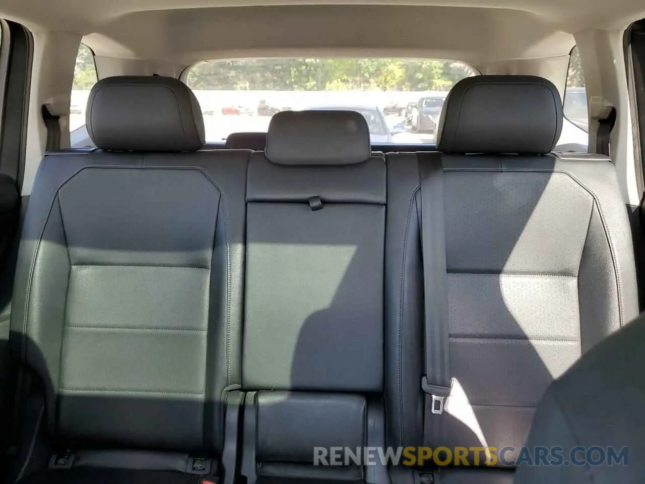 10 Photograph of a damaged car 3VV2B7AX6LM075862 VOLKSWAGEN TIGUAN 2020