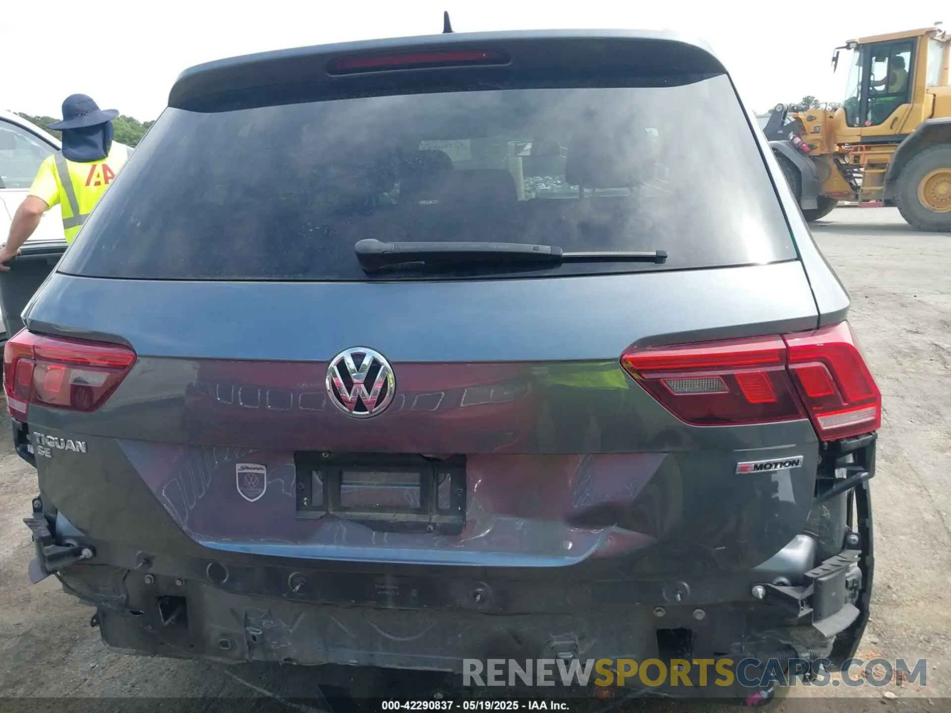 17 Photograph of a damaged car 3VV2B7AX6LM079491 VOLKSWAGEN TIGUAN 2020