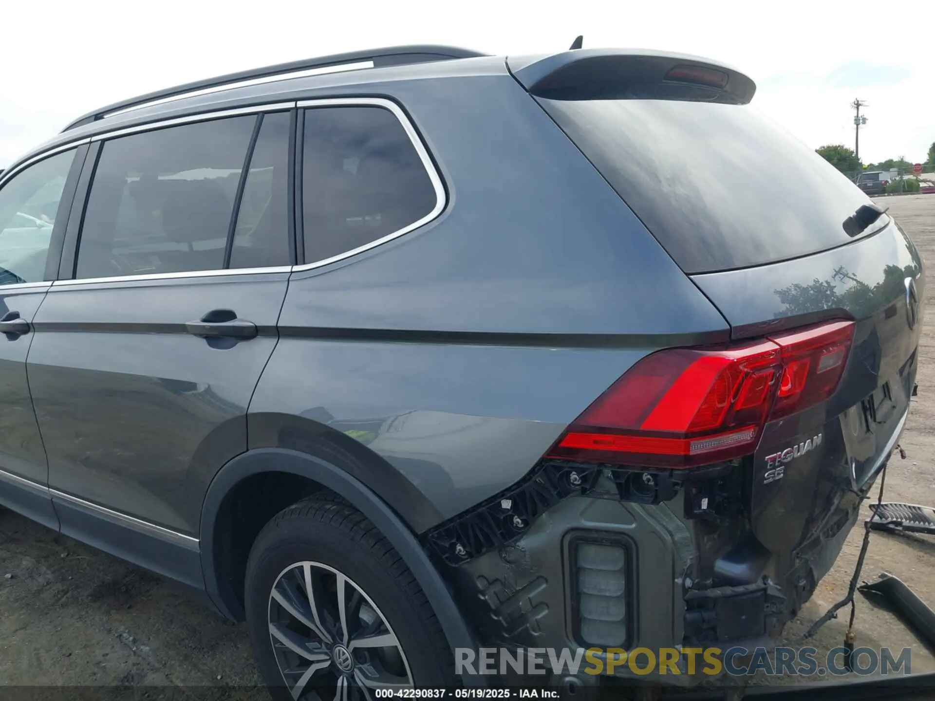 3 Photograph of a damaged car 3VV2B7AX6LM079491 VOLKSWAGEN TIGUAN 2020