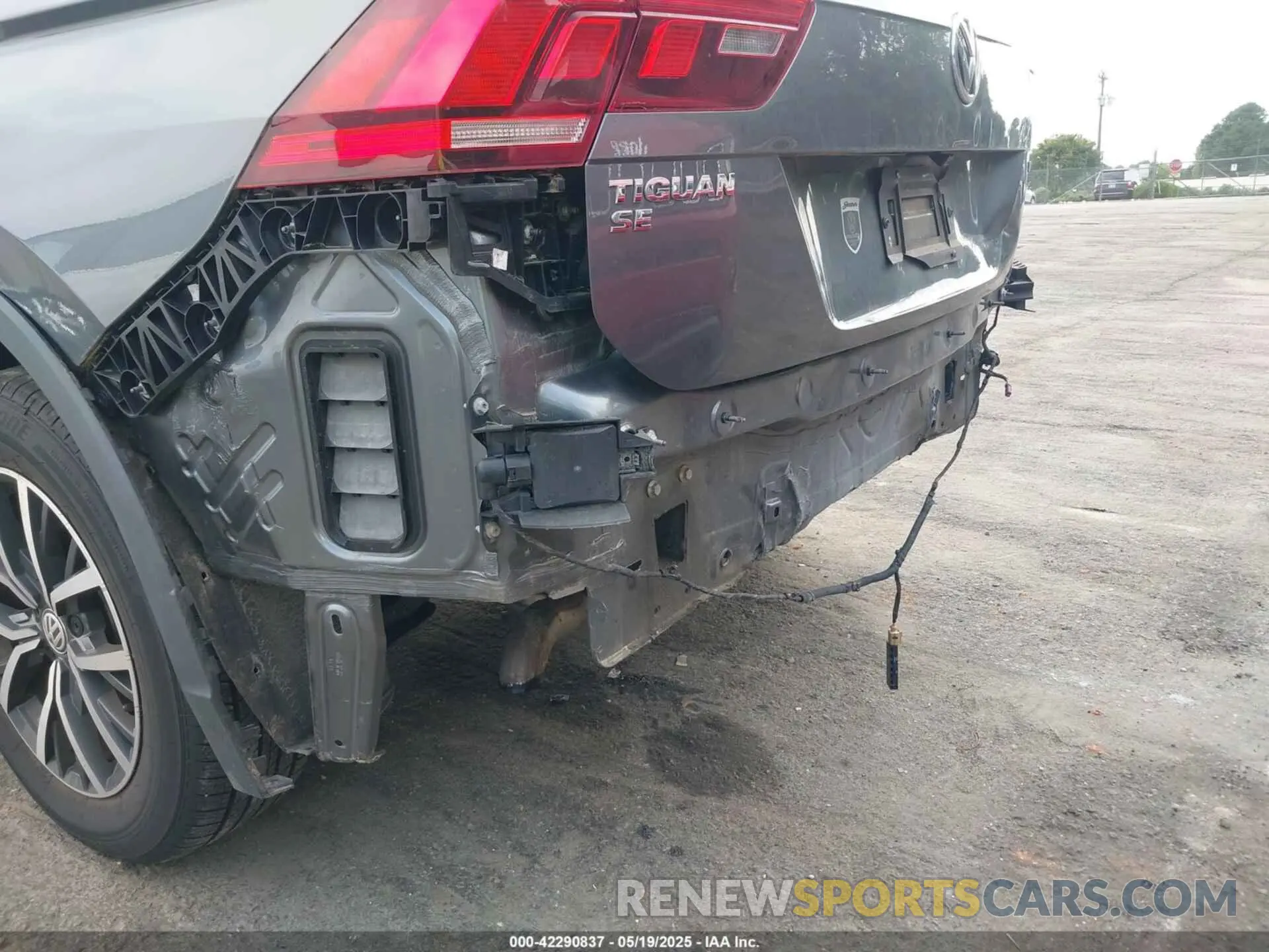 6 Photograph of a damaged car 3VV2B7AX6LM079491 VOLKSWAGEN TIGUAN 2020