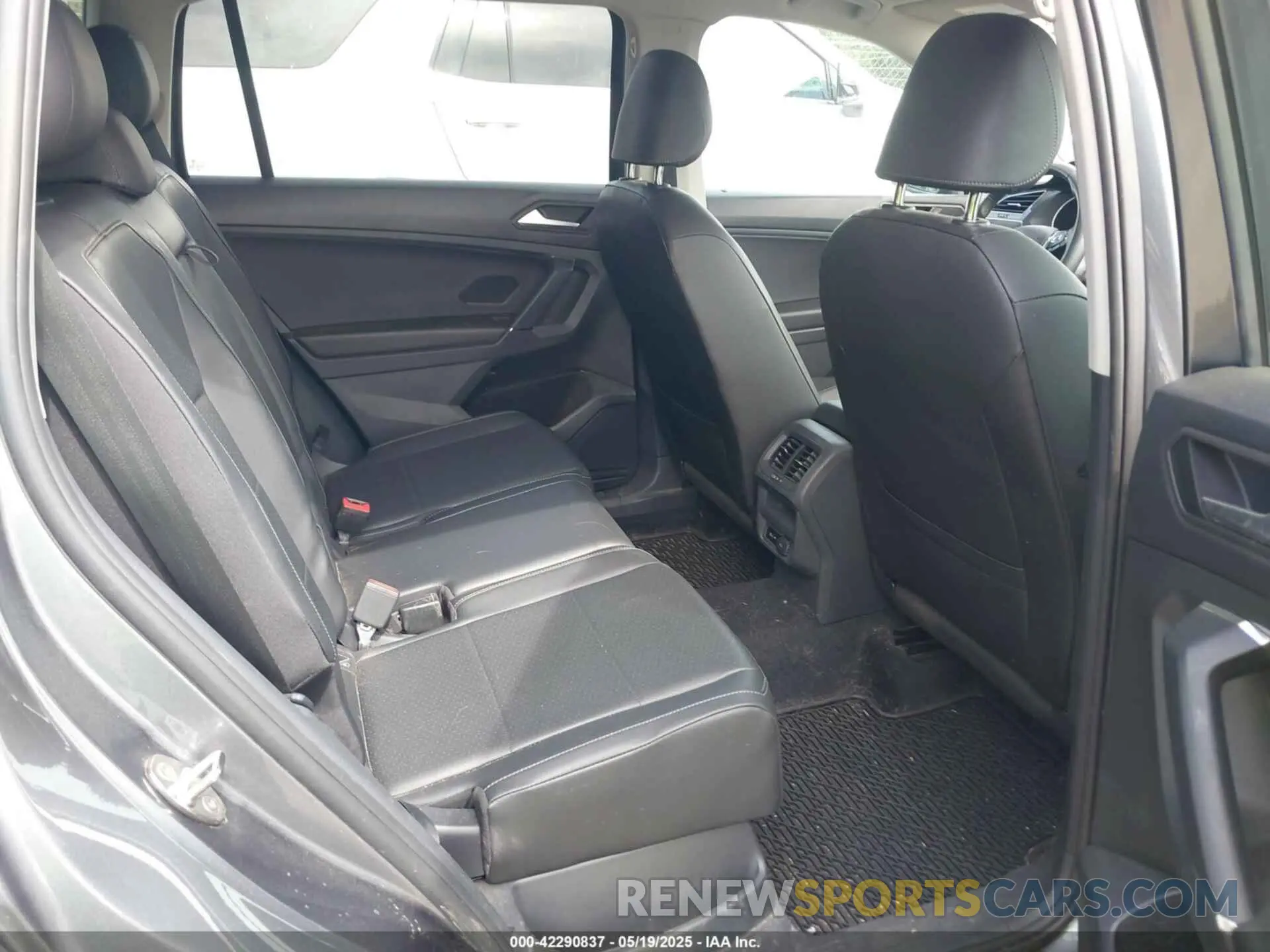 8 Photograph of a damaged car 3VV2B7AX6LM079491 VOLKSWAGEN TIGUAN 2020