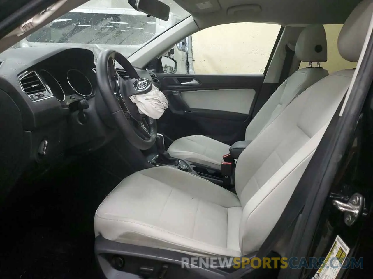 7 Photograph of a damaged car 3VV2B7AX7LM042627 VOLKSWAGEN TIGUAN 2020