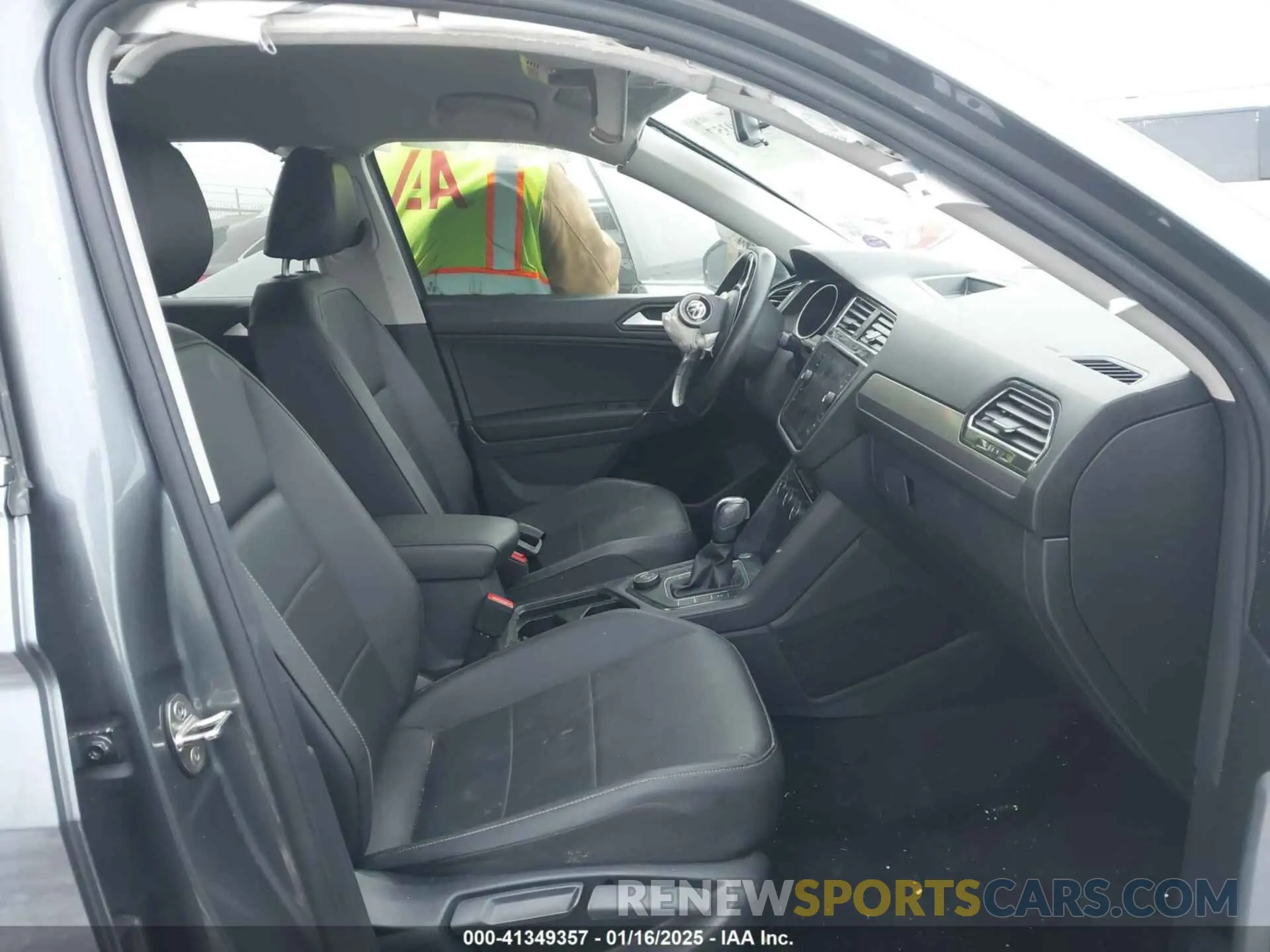 5 Photograph of a damaged car 3VV2B7AX7LM066135 VOLKSWAGEN TIGUAN 2020