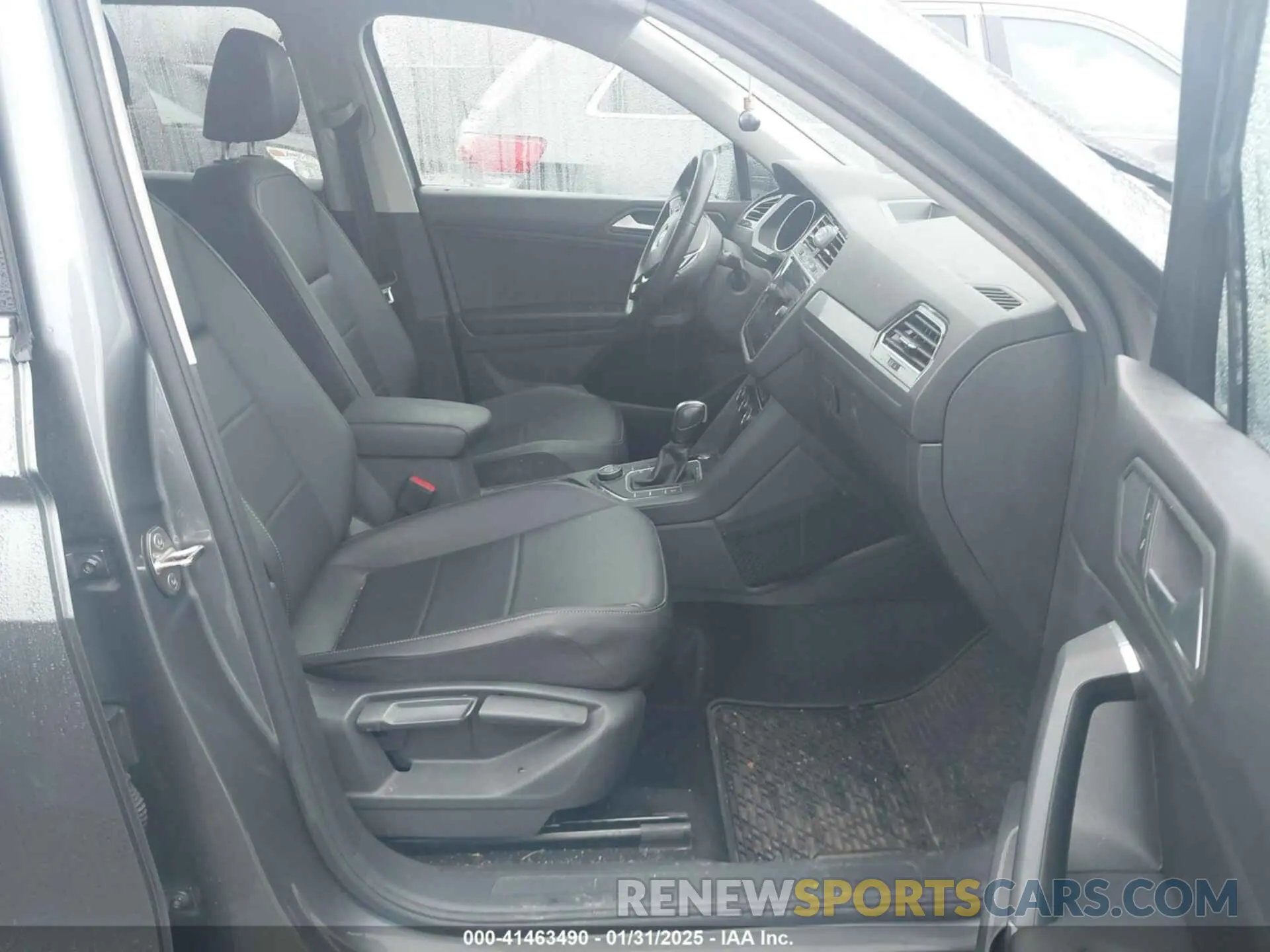 5 Photograph of a damaged car 3VV2B7AX7LM158118 VOLKSWAGEN TIGUAN 2020