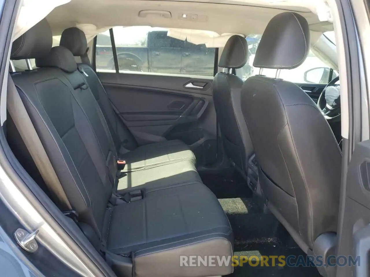 11 Photograph of a damaged car 3VV2B7AX7LM168535 VOLKSWAGEN TIGUAN 2020