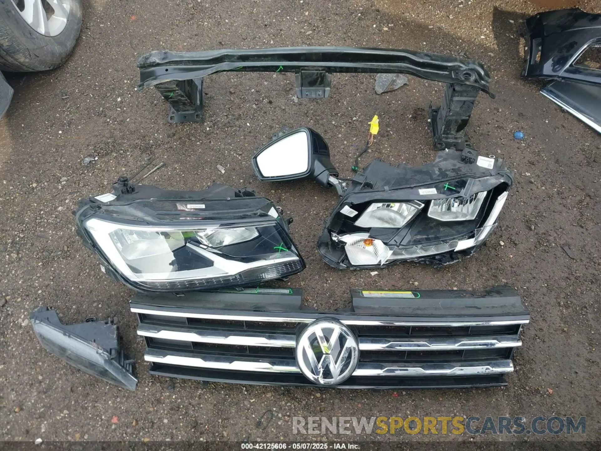 12 Photograph of a damaged car 3VV2B7AX8LM177213 VOLKSWAGEN TIGUAN 2020