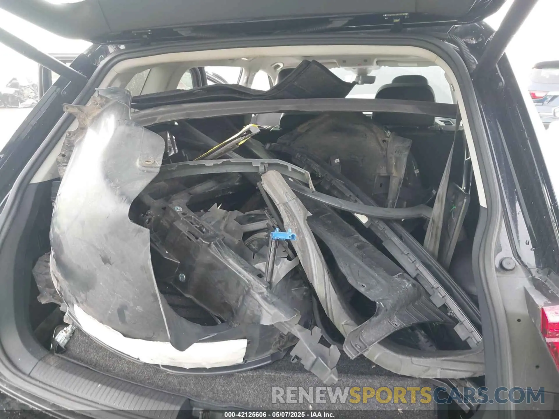 18 Photograph of a damaged car 3VV2B7AX8LM177213 VOLKSWAGEN TIGUAN 2020