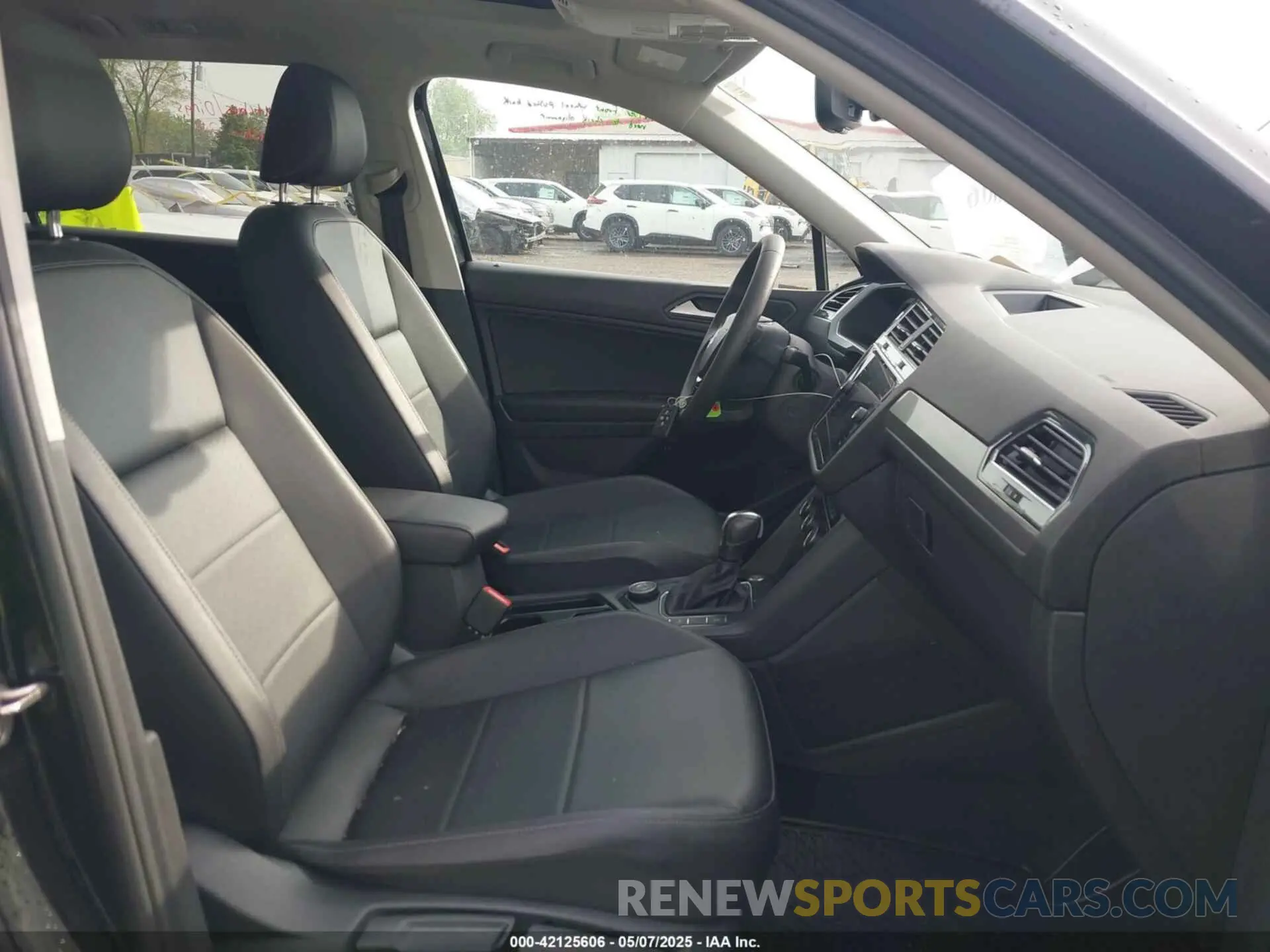 5 Photograph of a damaged car 3VV2B7AX8LM177213 VOLKSWAGEN TIGUAN 2020