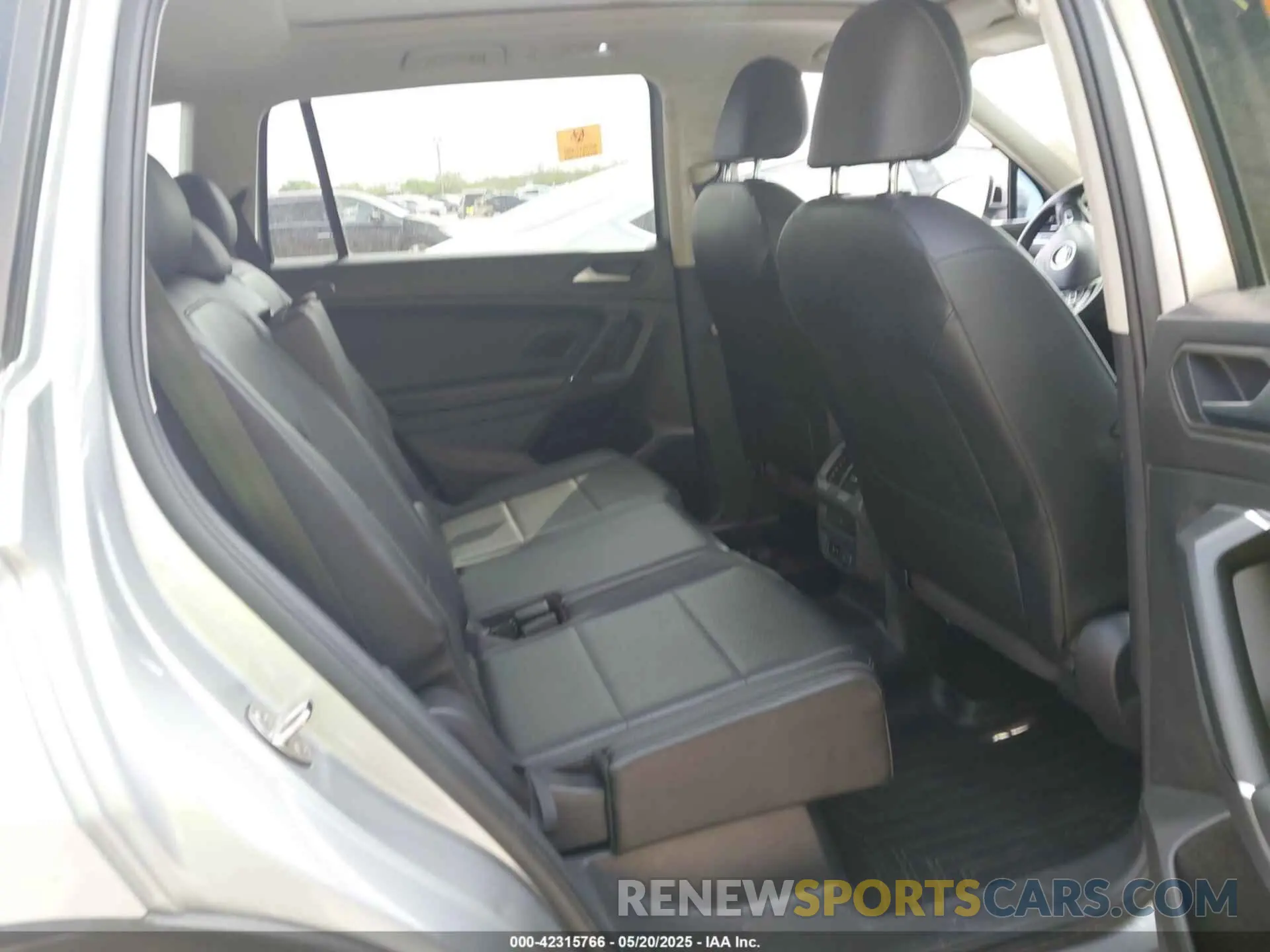 8 Photograph of a damaged car 3VV2B7AX9LM022086 VOLKSWAGEN TIGUAN 2020