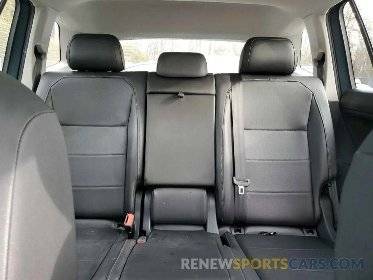 10 Photograph of a damaged car 3VV2B7AX9LM106747 VOLKSWAGEN TIGUAN 2020