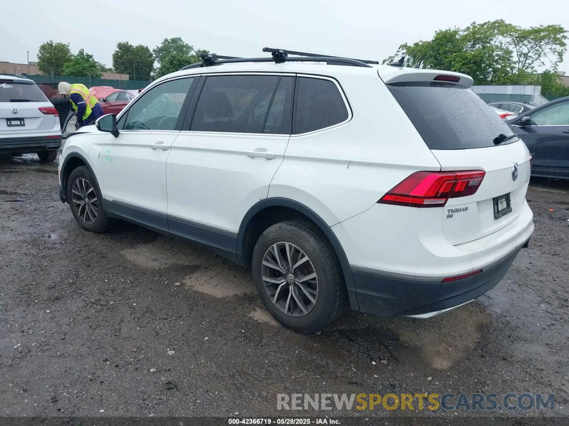 3 Photograph of a damaged car 3VV2B7AX9LM163952 VOLKSWAGEN TIGUAN 2020