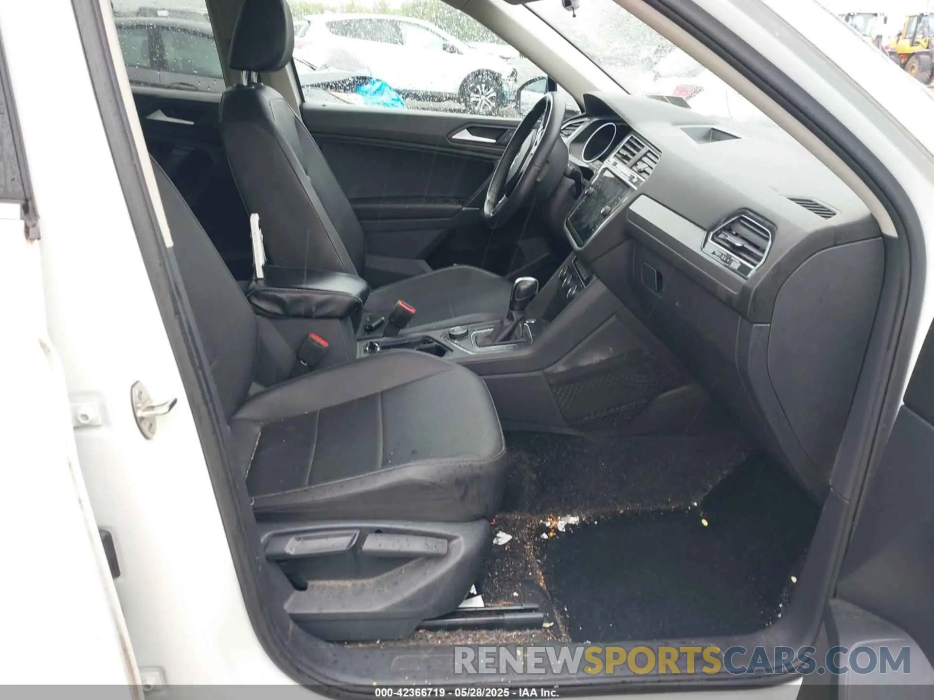 5 Photograph of a damaged car 3VV2B7AX9LM163952 VOLKSWAGEN TIGUAN 2020