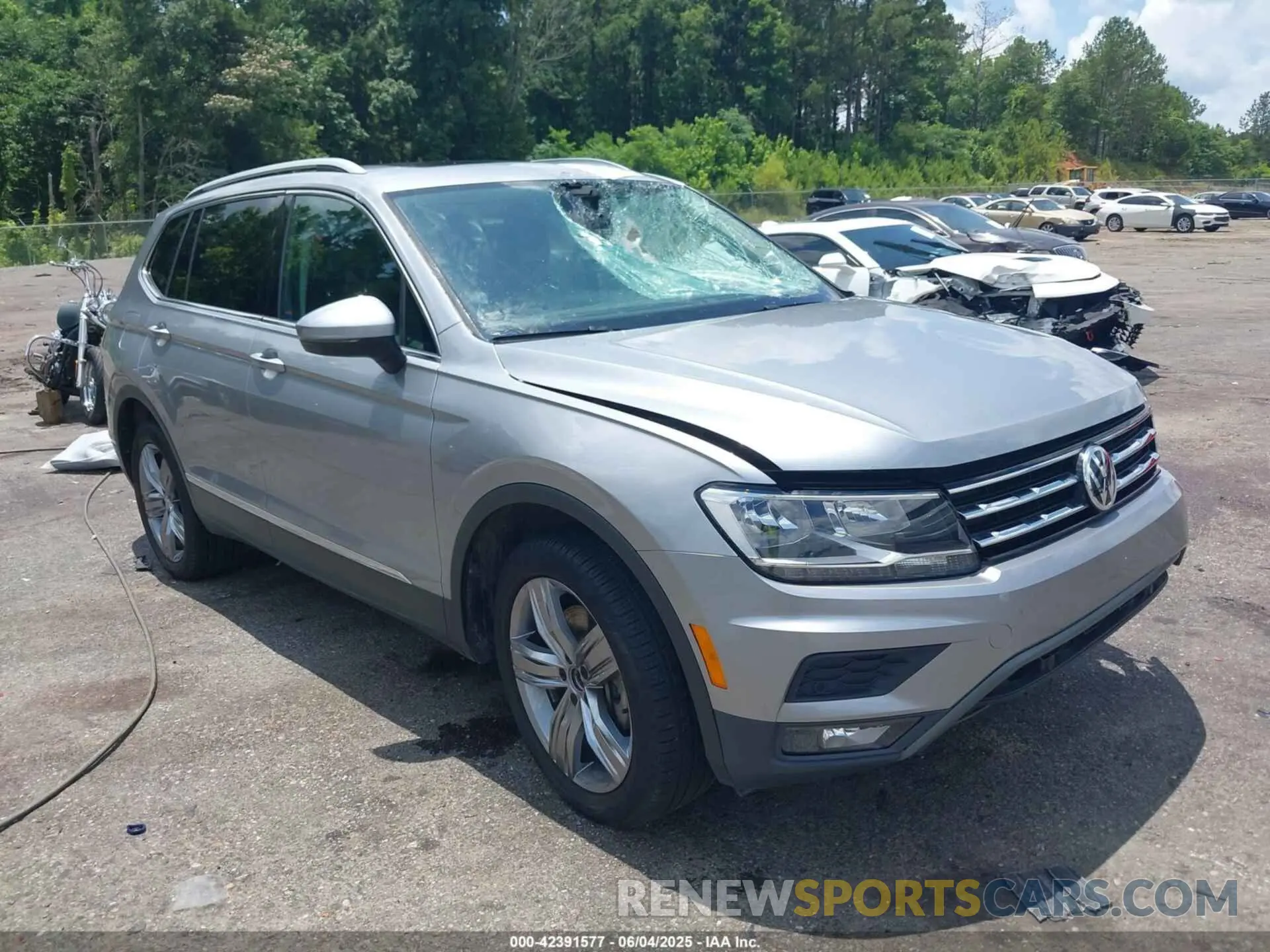 1 Photograph of a damaged car 3VV2B7AXXLM022016 VOLKSWAGEN TIGUAN 2020