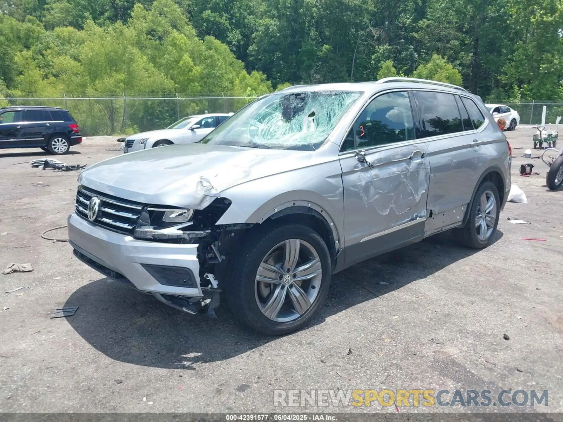 2 Photograph of a damaged car 3VV2B7AXXLM022016 VOLKSWAGEN TIGUAN 2020