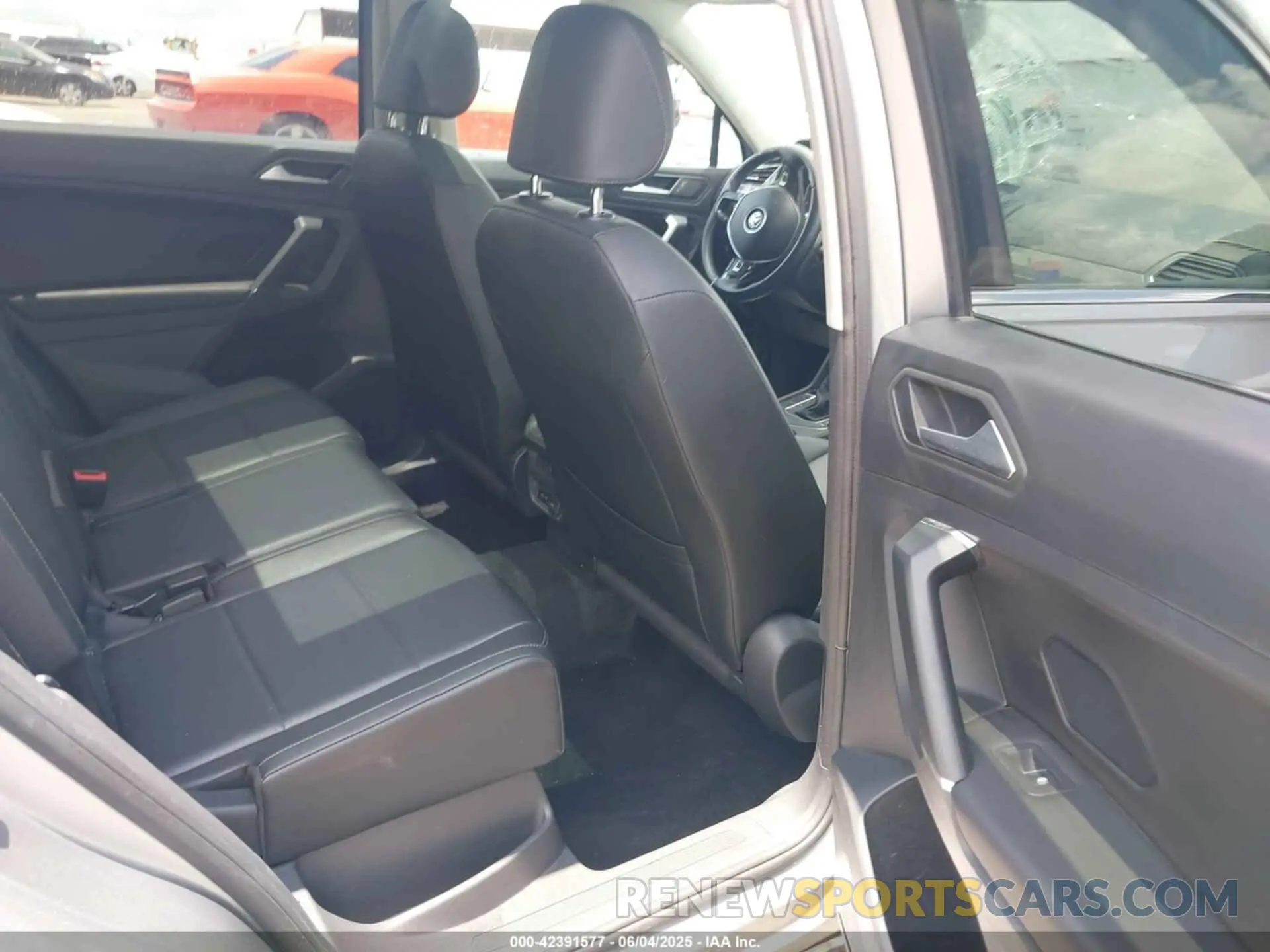 8 Photograph of a damaged car 3VV2B7AXXLM022016 VOLKSWAGEN TIGUAN 2020