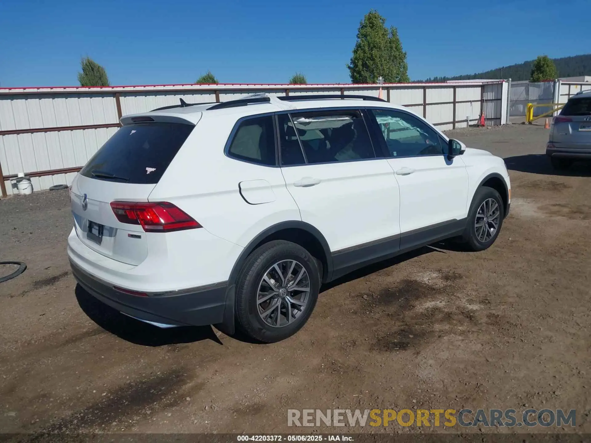 4 Photograph of a damaged car 3VV2B7AXXLM053170 VOLKSWAGEN TIGUAN 2020