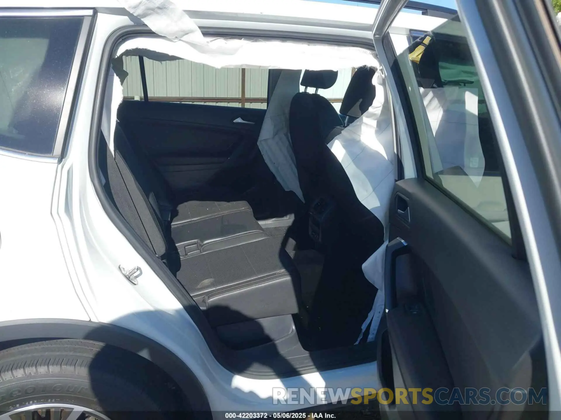8 Photograph of a damaged car 3VV2B7AXXLM053170 VOLKSWAGEN TIGUAN 2020