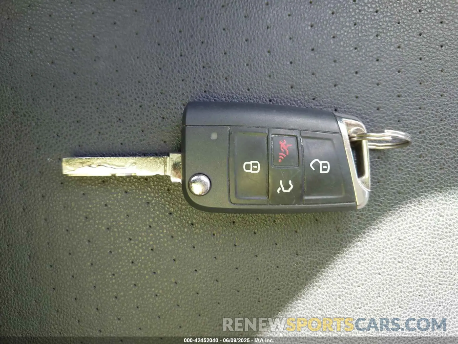 11 Photograph of a damaged car 3VV2B7AXXLM064945 VOLKSWAGEN TIGUAN 2020
