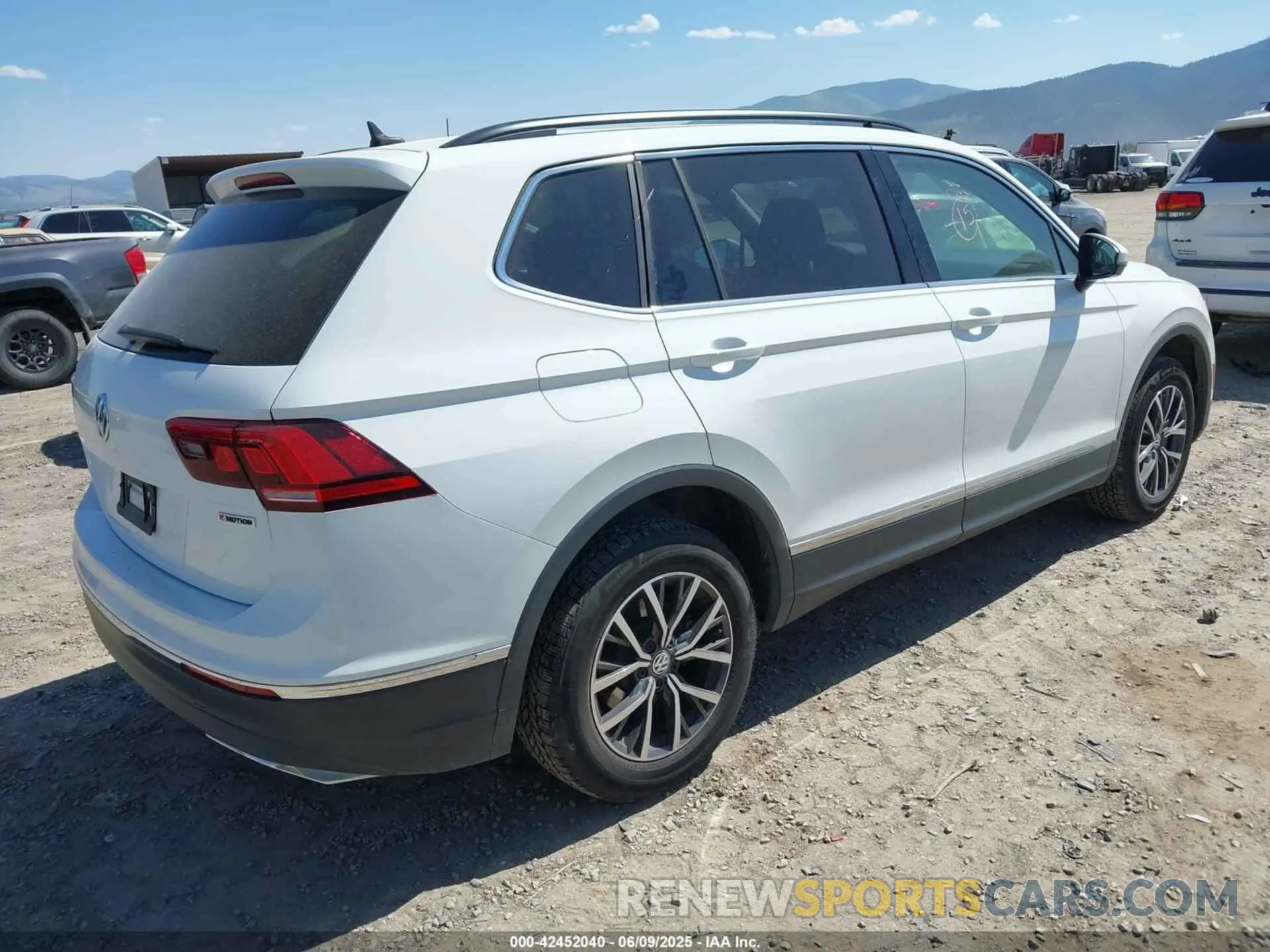 4 Photograph of a damaged car 3VV2B7AXXLM064945 VOLKSWAGEN TIGUAN 2020