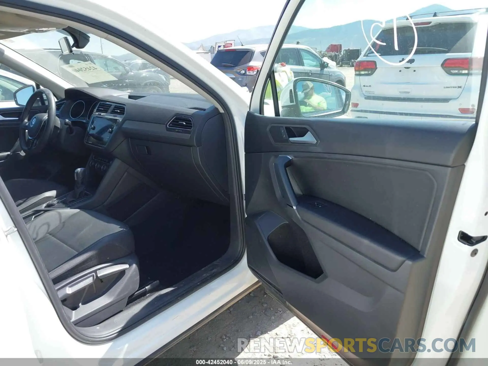 5 Photograph of a damaged car 3VV2B7AXXLM064945 VOLKSWAGEN TIGUAN 2020