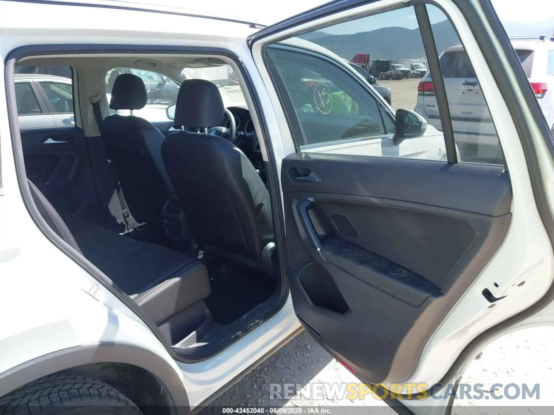 8 Photograph of a damaged car 3VV2B7AXXLM064945 VOLKSWAGEN TIGUAN 2020