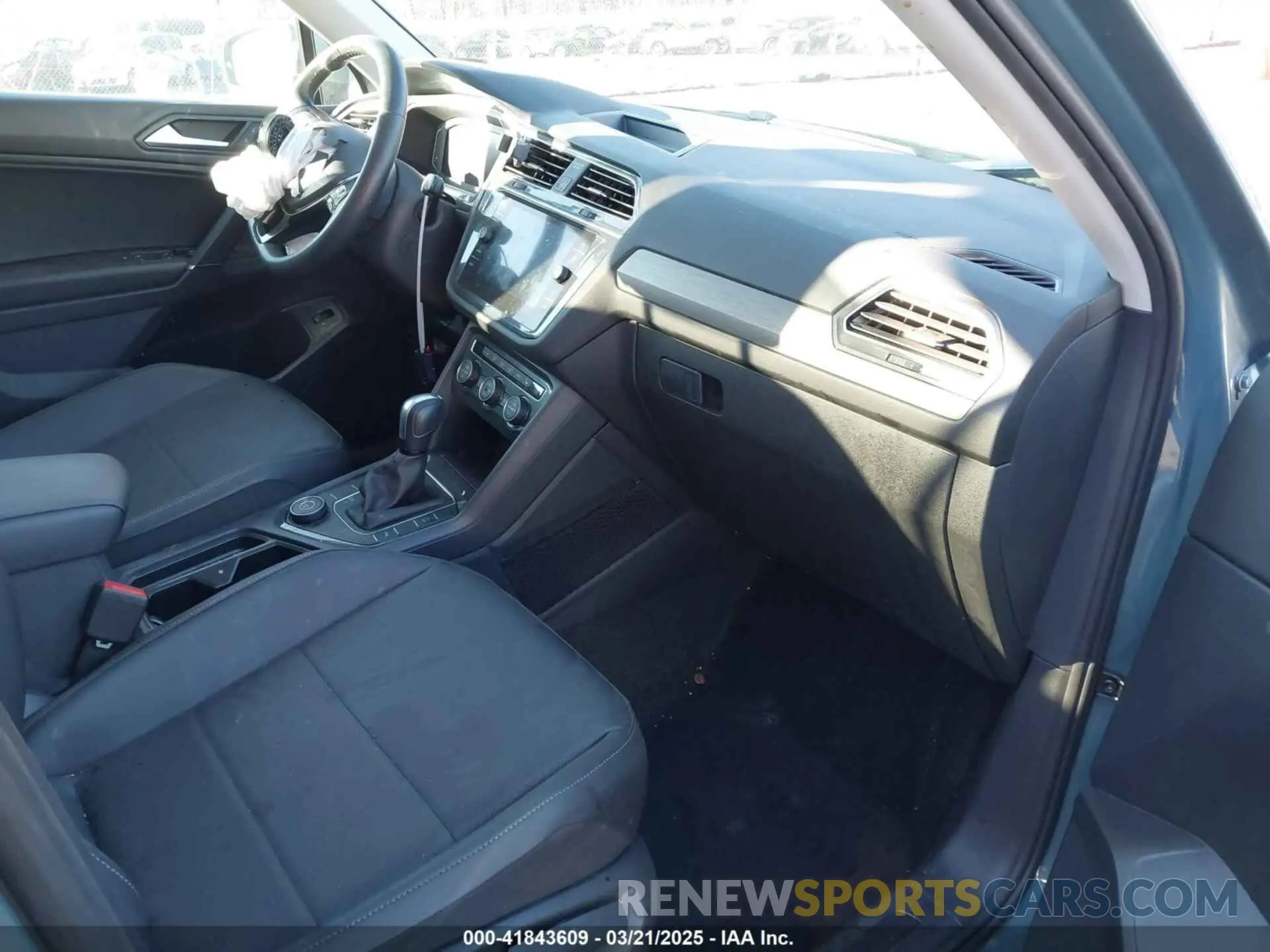 5 Photograph of a damaged car 3VV2B7AXXLM080949 VOLKSWAGEN TIGUAN 2020