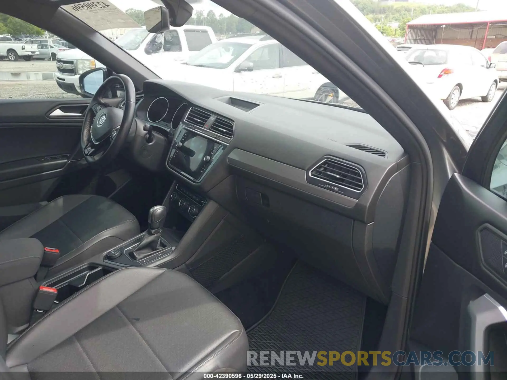 5 Photograph of a damaged car 3VV2B7AXXLM156864 VOLKSWAGEN TIGUAN 2020