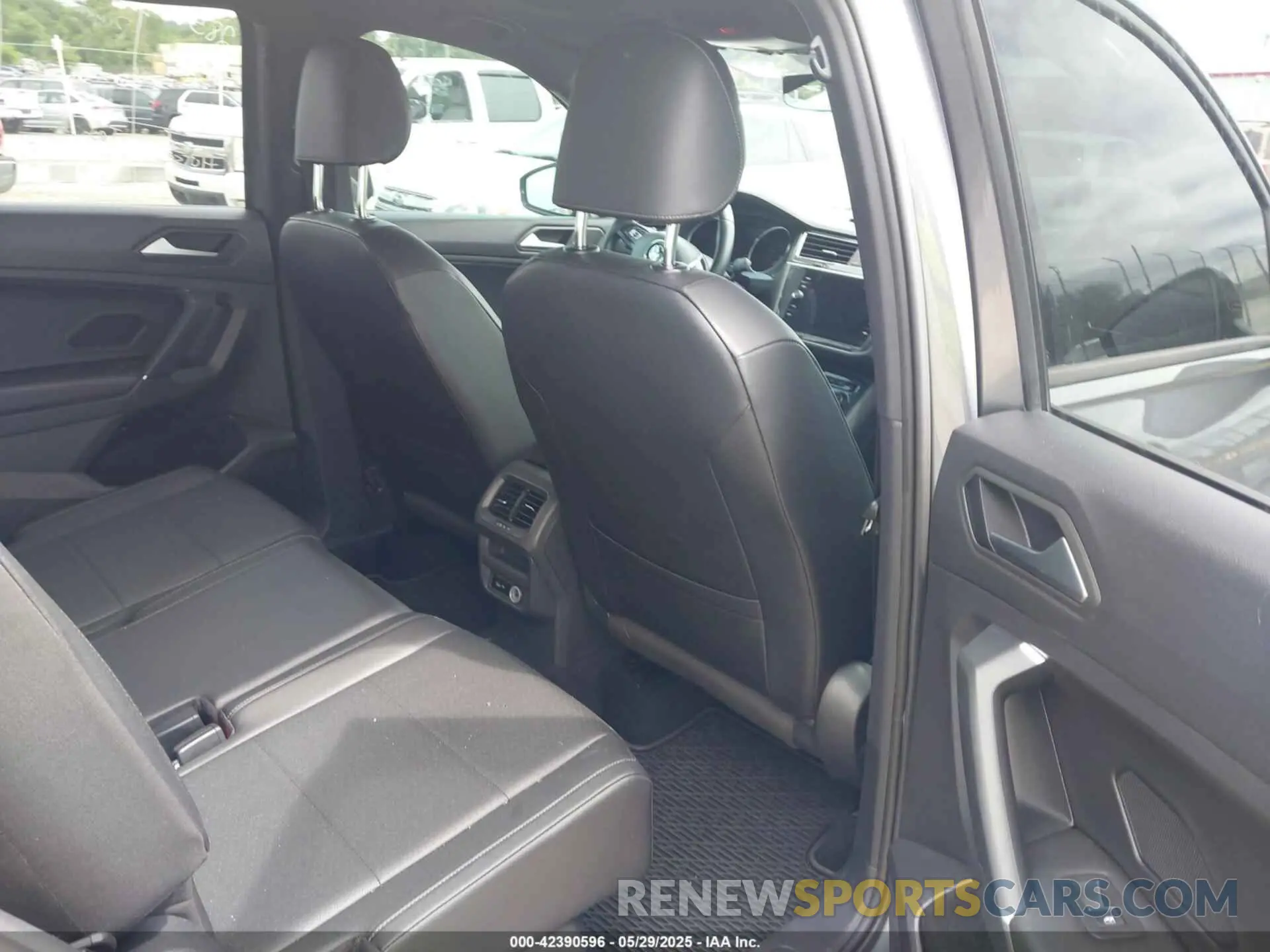 8 Photograph of a damaged car 3VV2B7AXXLM156864 VOLKSWAGEN TIGUAN 2020