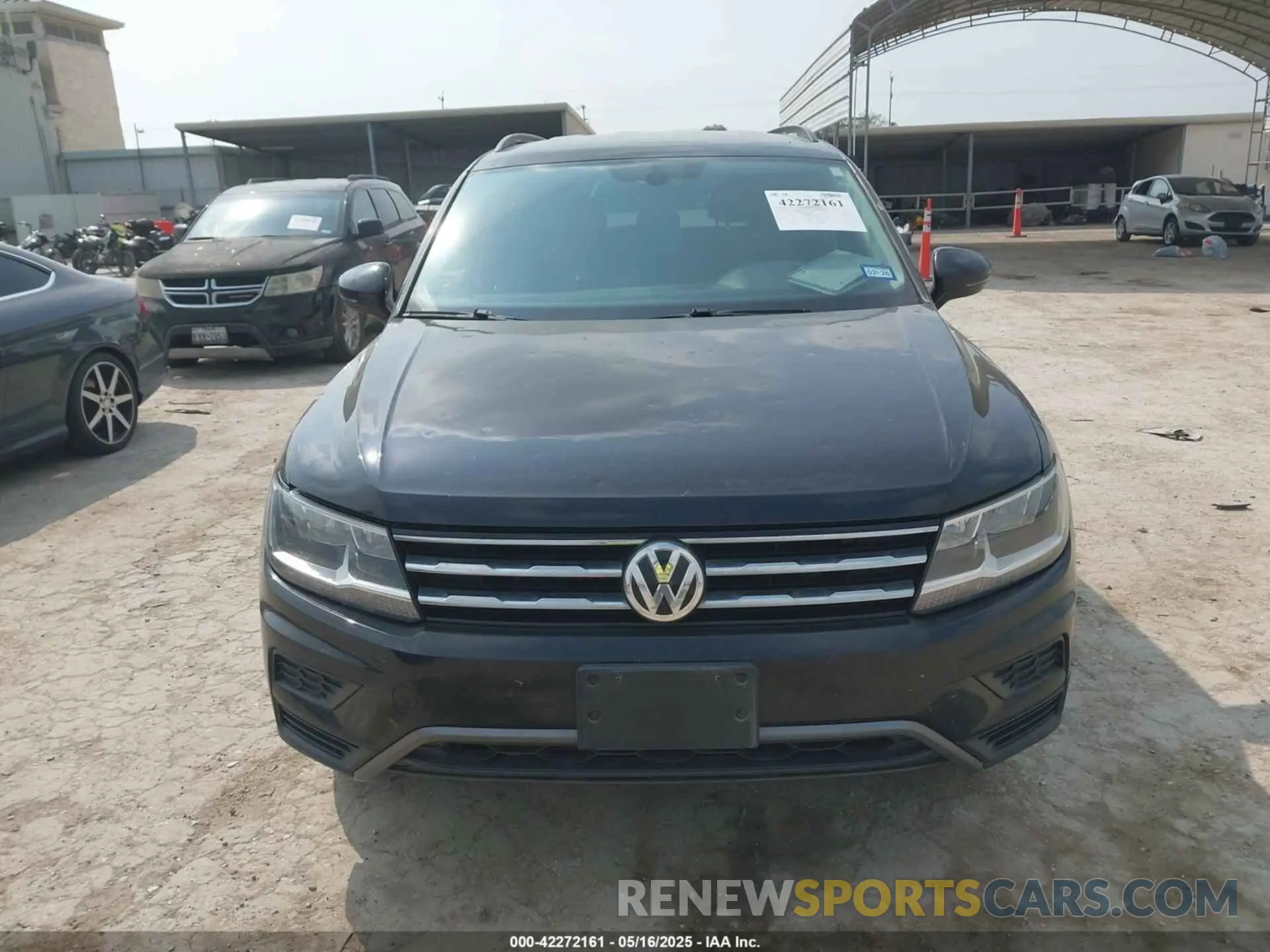11 Photograph of a damaged car 3VV3B7AX0LM060536 VOLKSWAGEN TIGUAN 2020