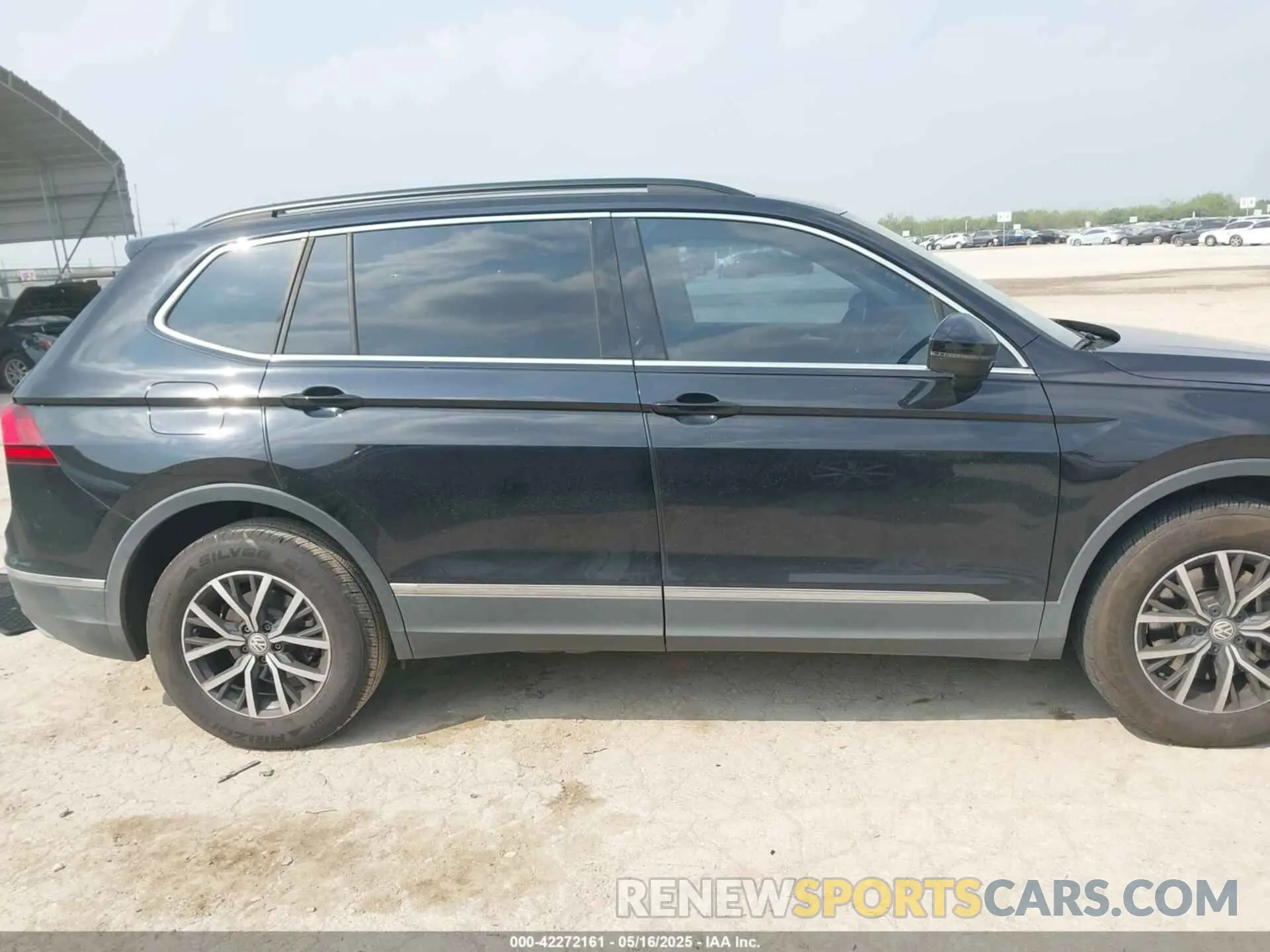 12 Photograph of a damaged car 3VV3B7AX0LM060536 VOLKSWAGEN TIGUAN 2020