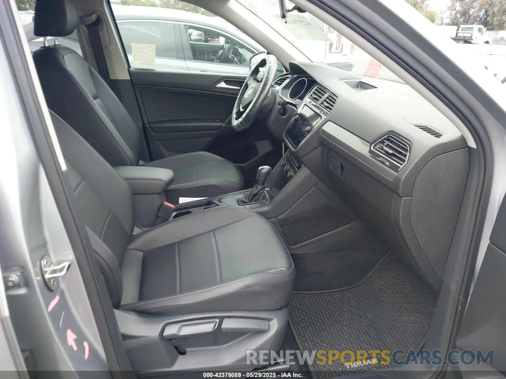 5 Photograph of a damaged car 3VV3B7AX0LM108973 VOLKSWAGEN TIGUAN 2020