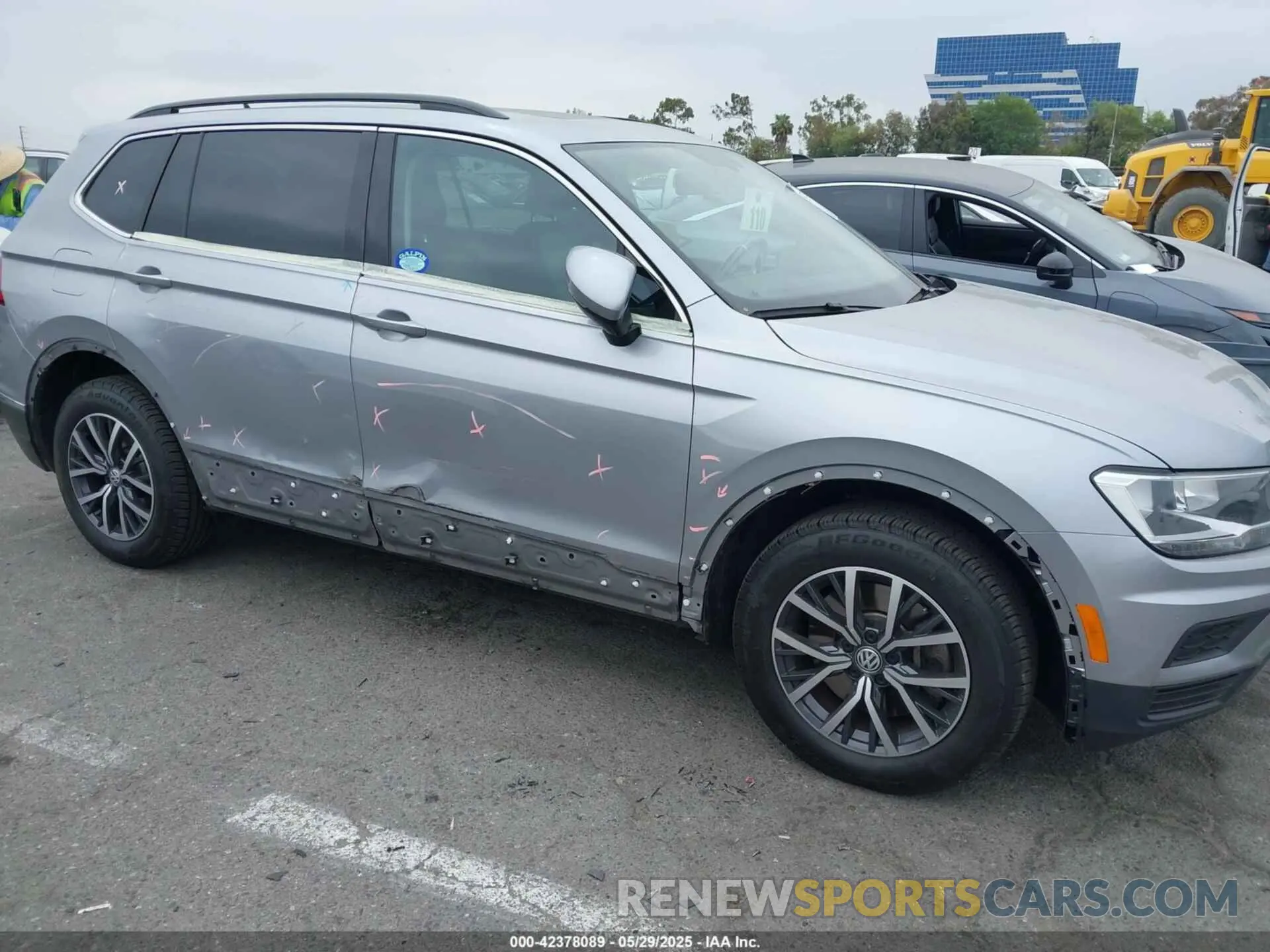 6 Photograph of a damaged car 3VV3B7AX0LM108973 VOLKSWAGEN TIGUAN 2020