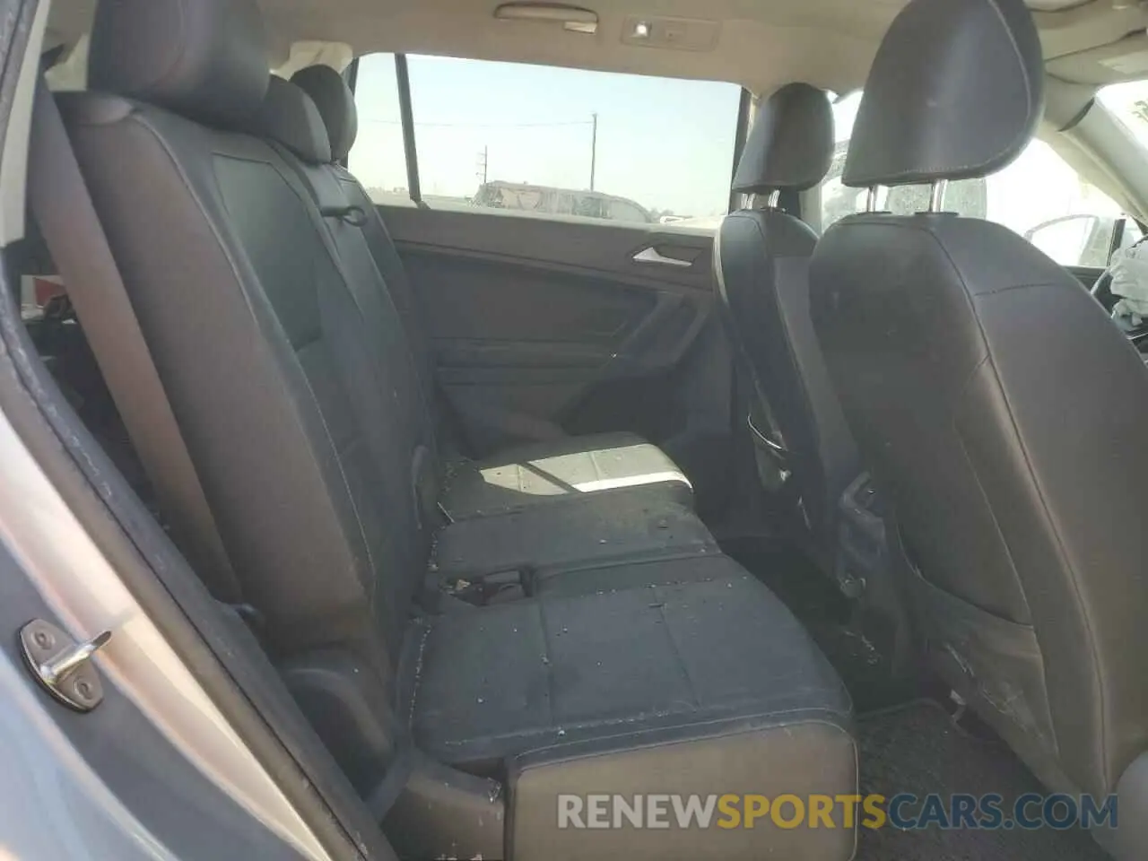 11 Photograph of a damaged car 3VV3B7AX0LM163388 VOLKSWAGEN TIGUAN 2020