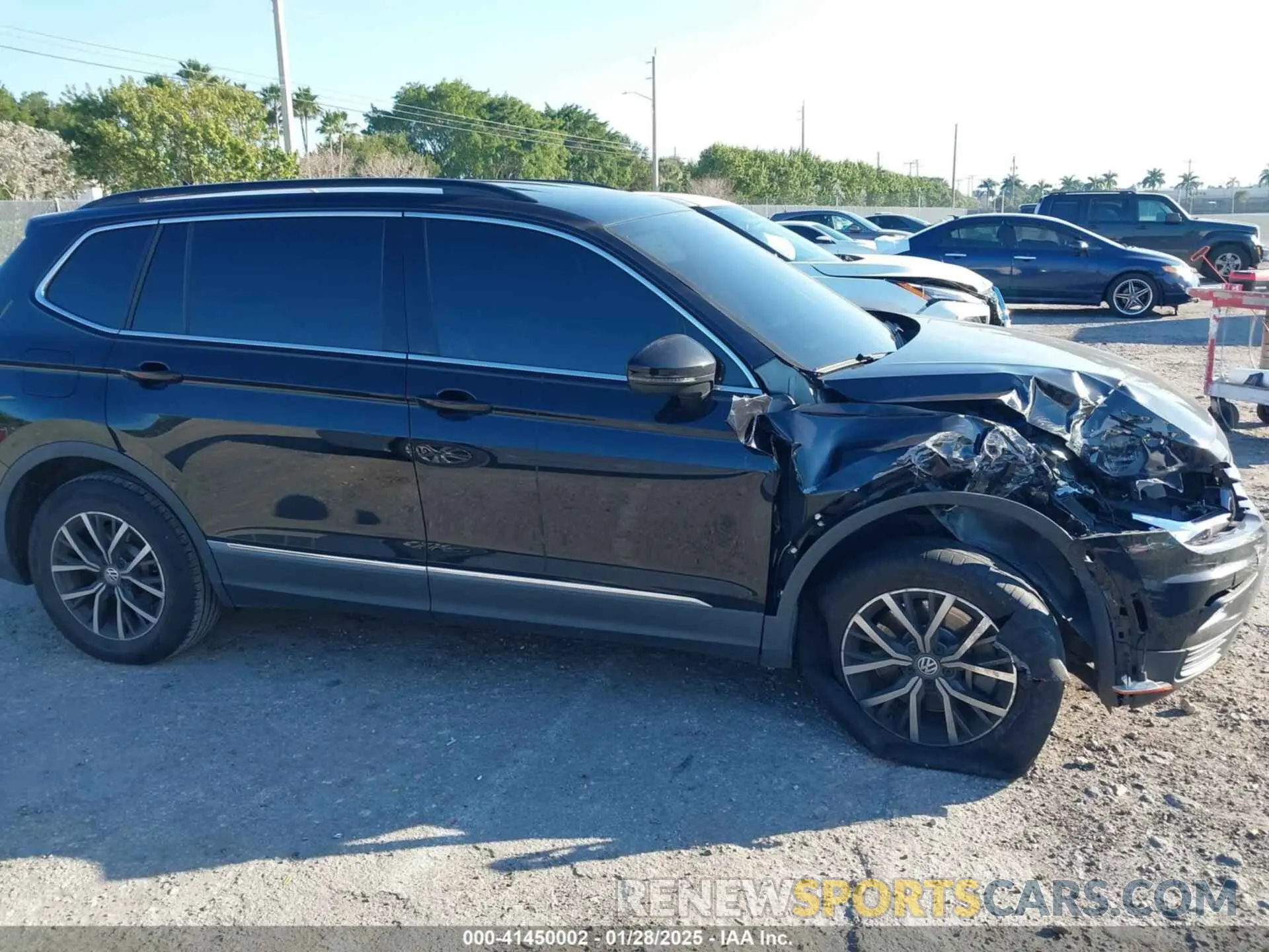 13 Photograph of a damaged car 3VV3B7AX1LM019574 VOLKSWAGEN TIGUAN 2020