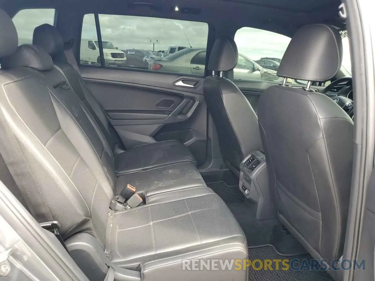 11 Photograph of a damaged car 3VV3B7AX1LM155168 VOLKSWAGEN TIGUAN 2020