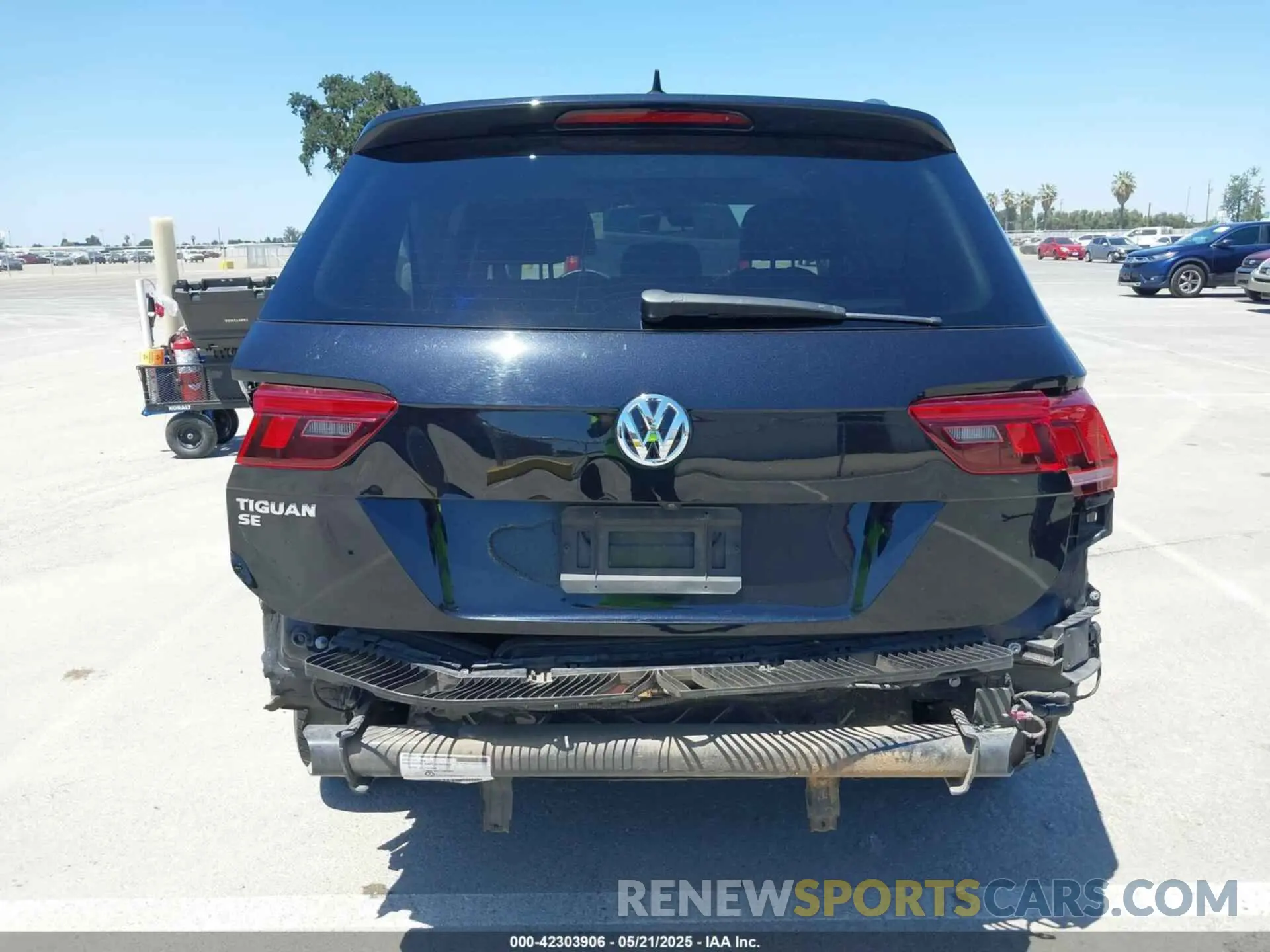 16 Photograph of a damaged car 3VV3B7AX1LM158247 VOLKSWAGEN TIGUAN 2020