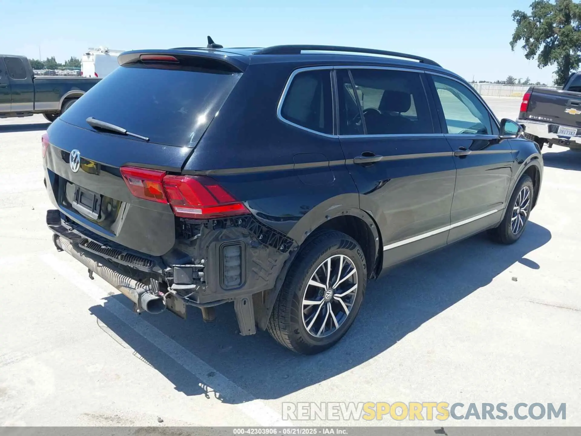 4 Photograph of a damaged car 3VV3B7AX1LM158247 VOLKSWAGEN TIGUAN 2020