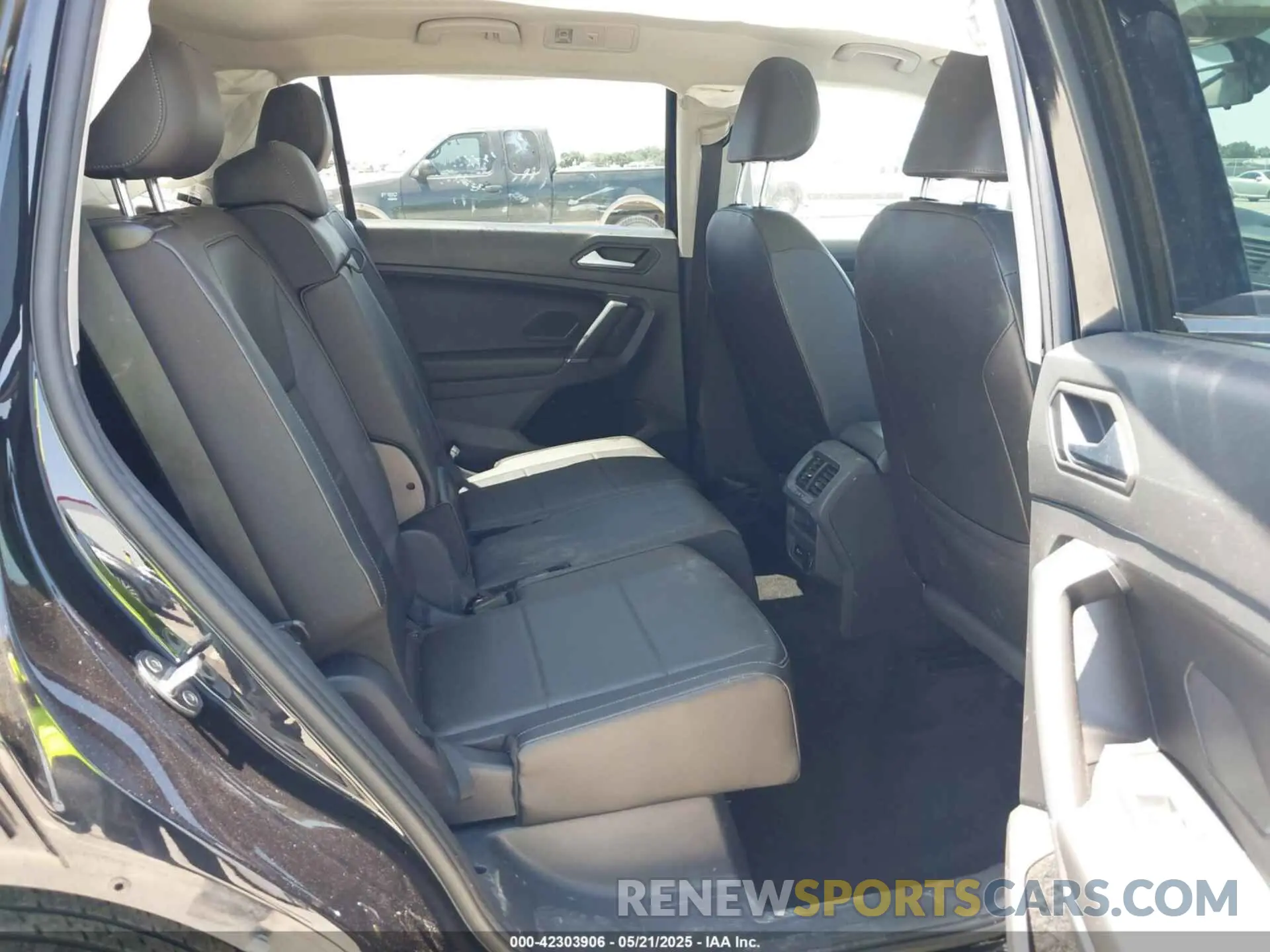 8 Photograph of a damaged car 3VV3B7AX1LM158247 VOLKSWAGEN TIGUAN 2020